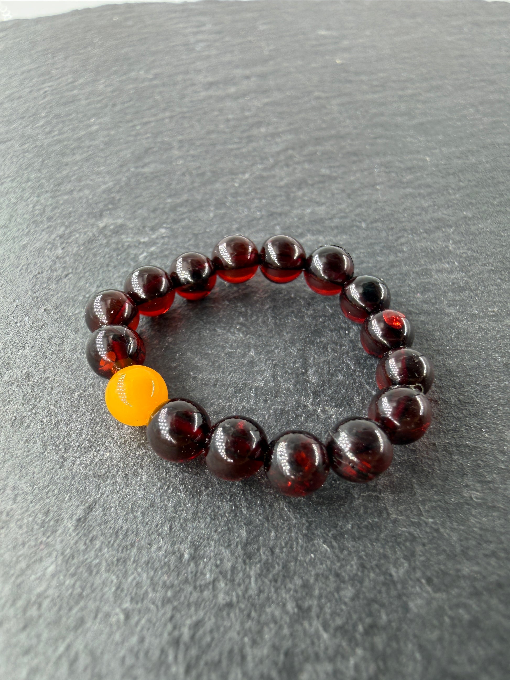 Elastischer Bernstein-Ring BR11 mit honiggelben Cabochons aus baltischem Bernstein.