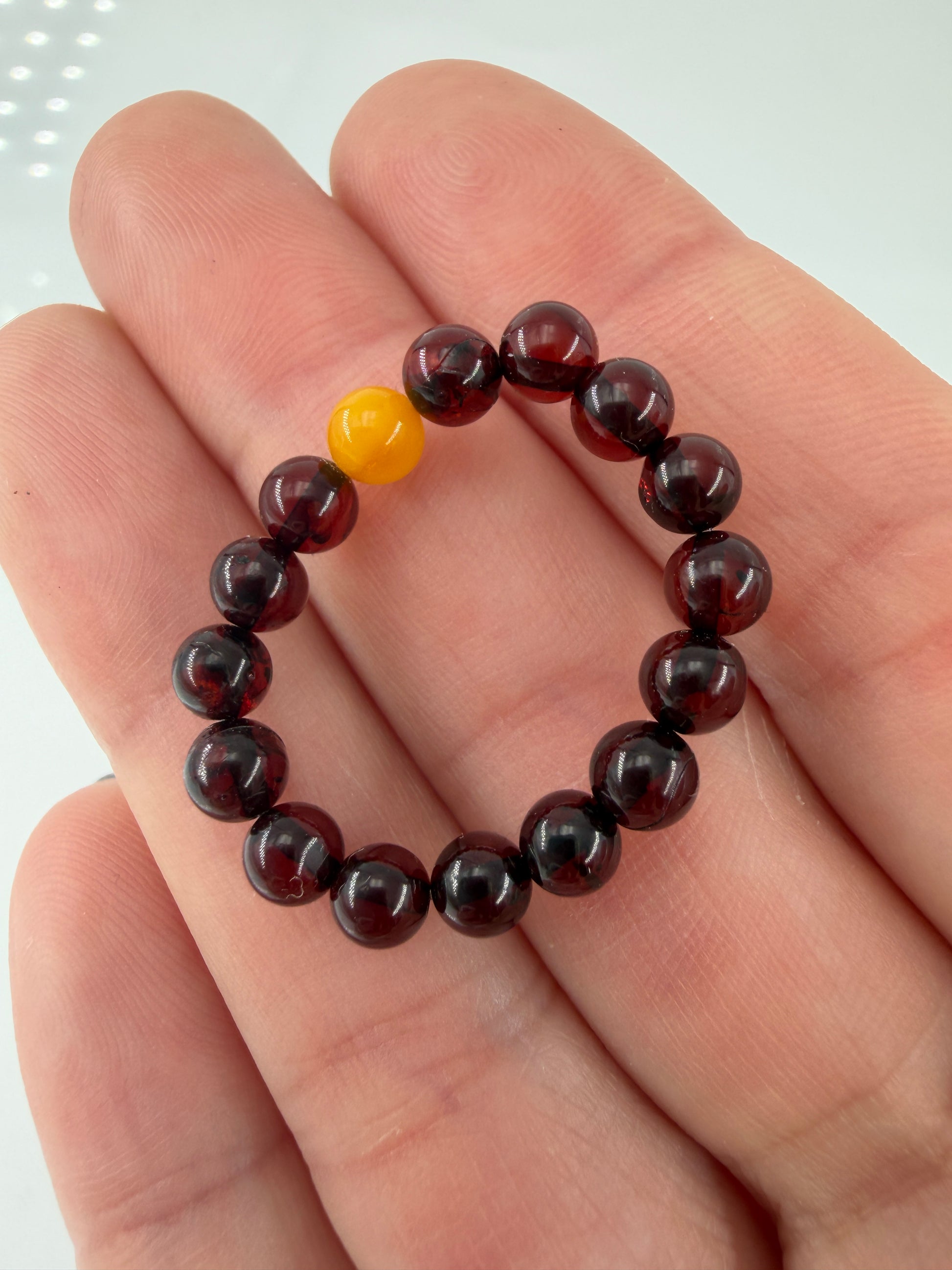 Elastischer Bernstein-Ring BR11 mit honiggelben Cabochons aus baltischem Bernstein.