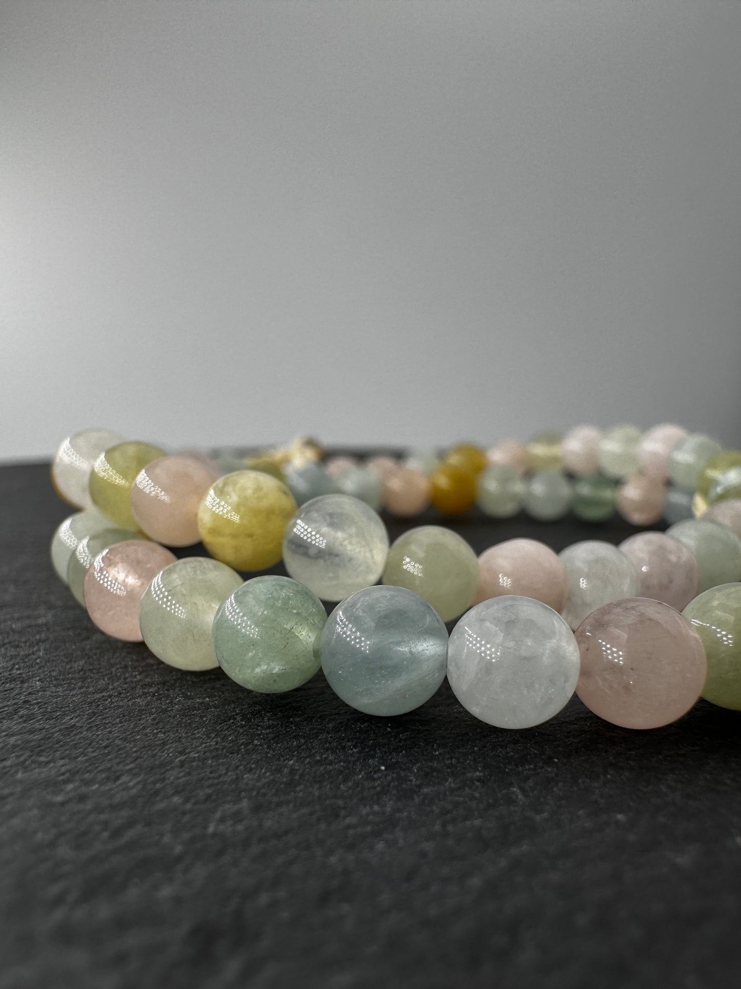 Beryll-Armband, 6 mm Kugeln, 19 cm Umfang – elastisches Kugelarmband aus der Edelsteingruppe Beryll (Smaragd, Aquamarin) mit charakteristischem Glasglanz, Sammlerschmuck.
