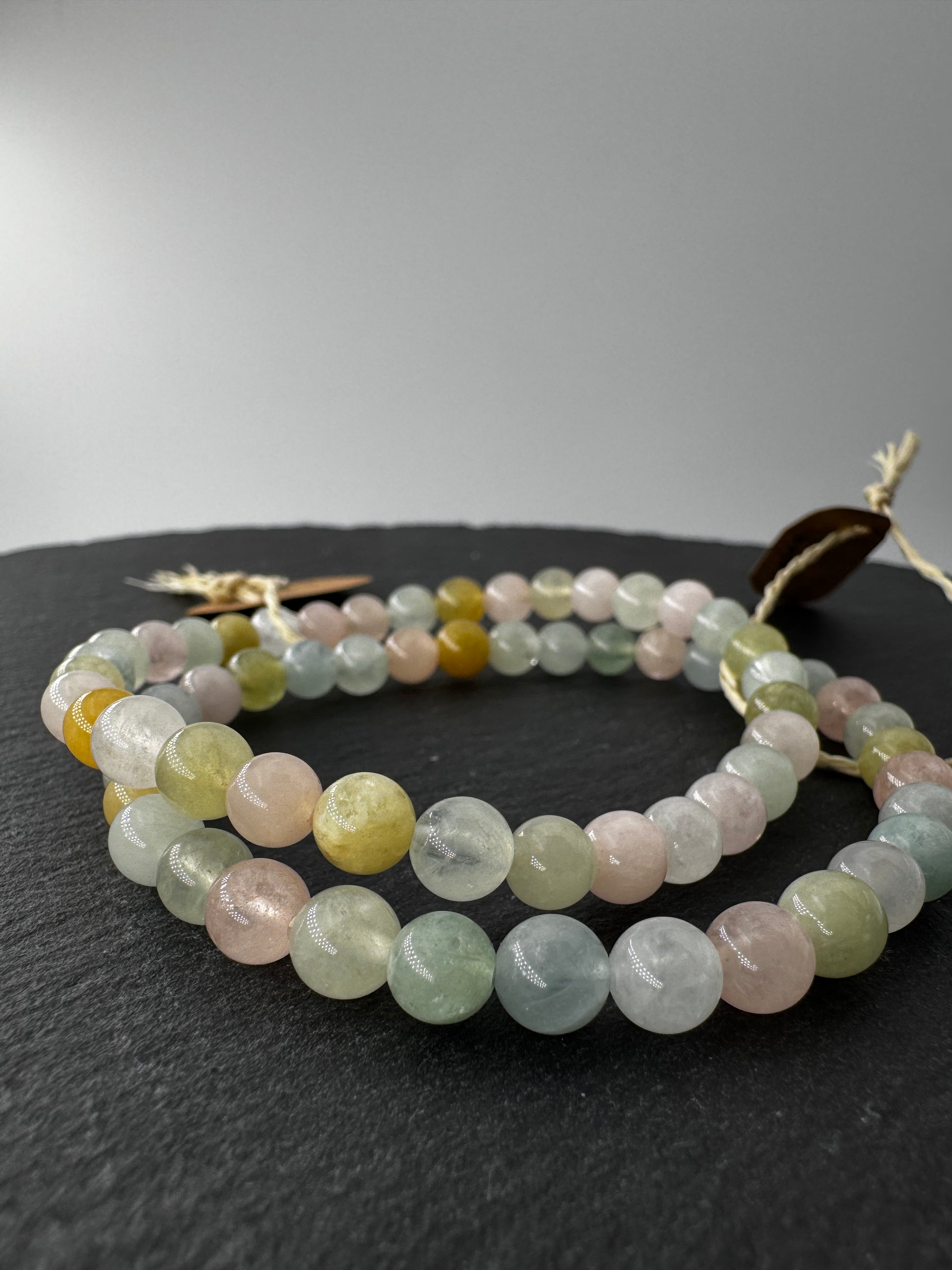 Beryll-Armband, 6 mm Kugeln, 19 cm Umfang – elastisches Kugelarmband aus der Edelsteingruppe Beryll (Smaragd, Aquamarin) mit charakteristischem Glasglanz, Sammlerschmuck.