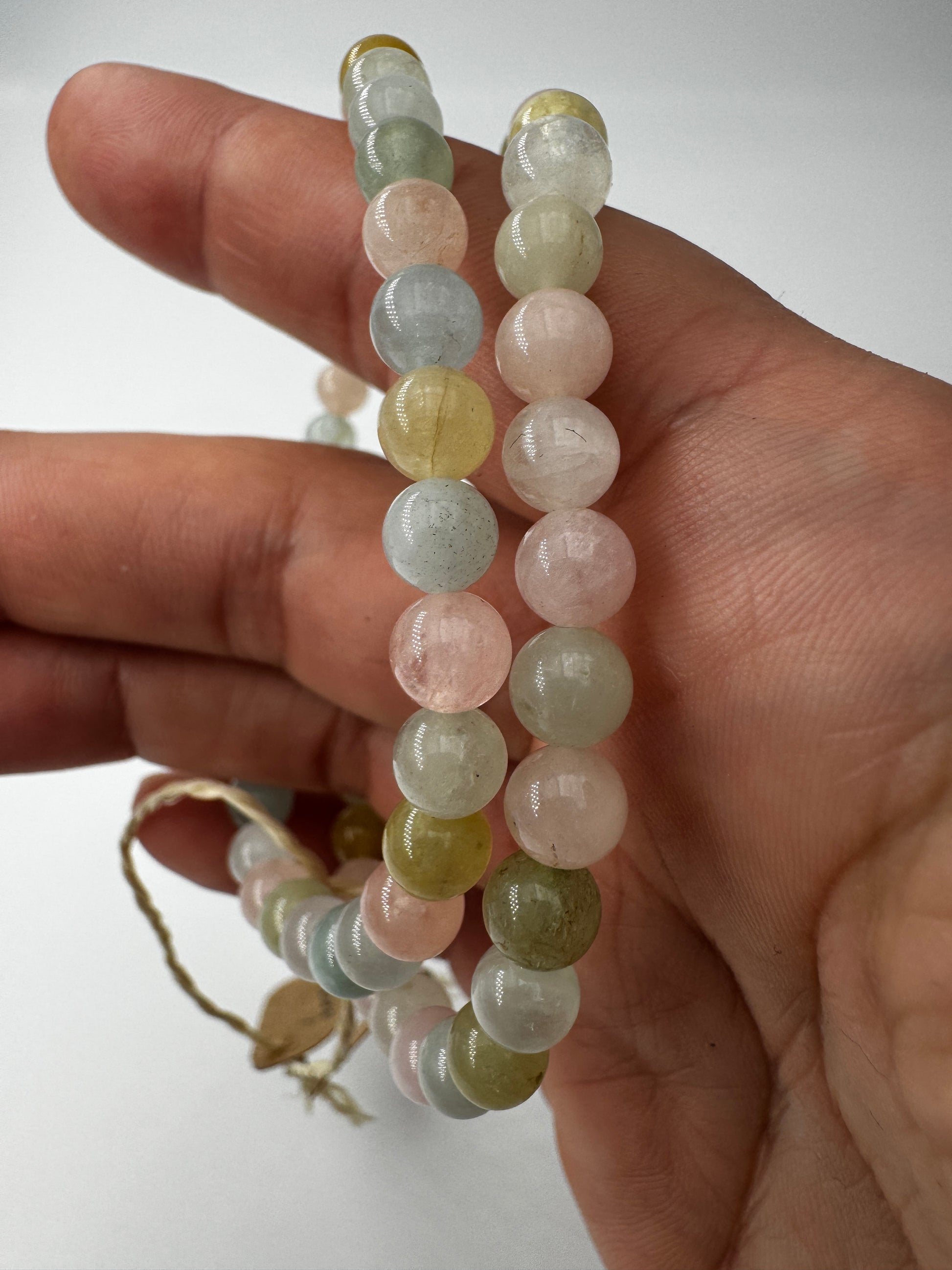 Beryll-Armband, 6 mm Kugeln, 19 cm Umfang – elastisches Kugelarmband aus der Edelsteingruppe Beryll (Smaragd, Aquamarin) mit charakteristischem Glasglanz, Sammlerschmuck.