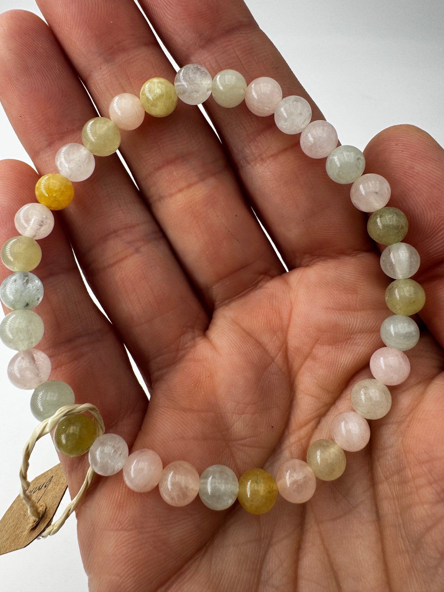 Beryll-Armband, 6 mm Kugeln, 19 cm Umfang – elastisches Kugelarmband aus der Edelsteingruppe Beryll (Smaragd, Aquamarin) mit charakteristischem Glasglanz, Sammlerschmuck.