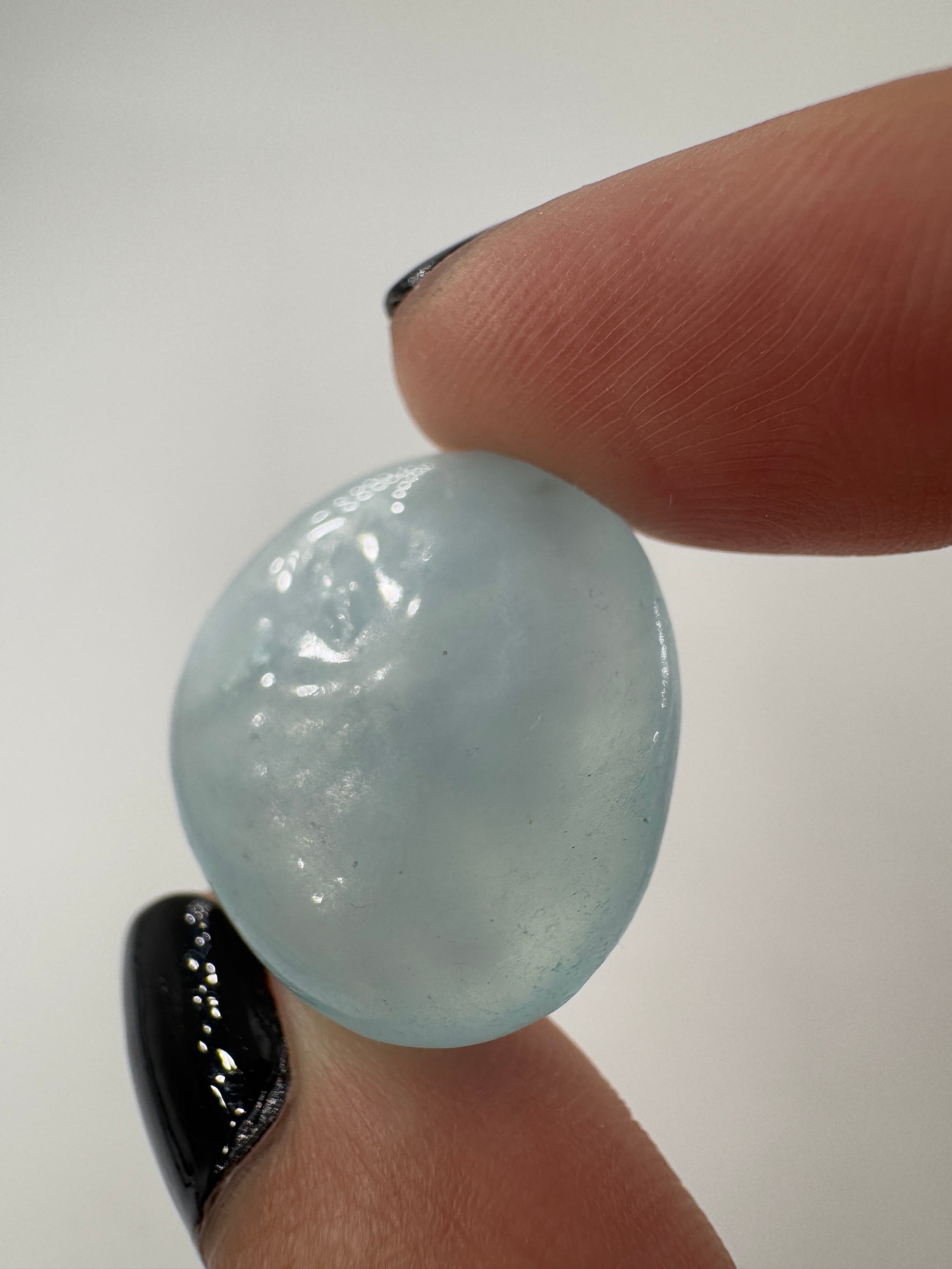 Ein blauer Beryll-Trommelsteine.