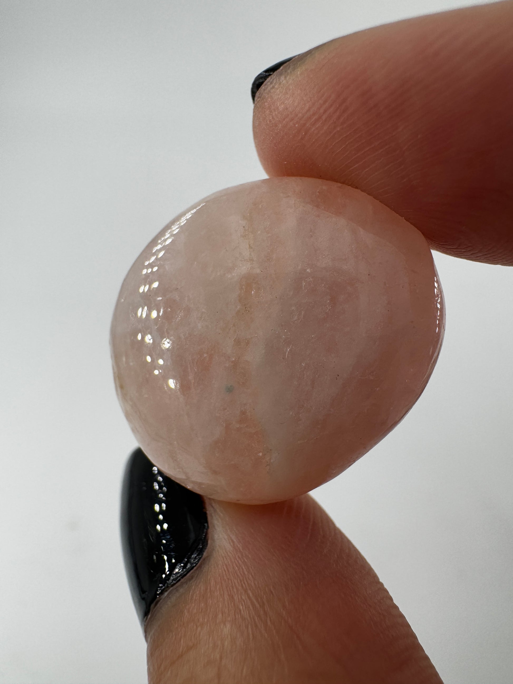 Ein rosa Beryll-Trommelstein.