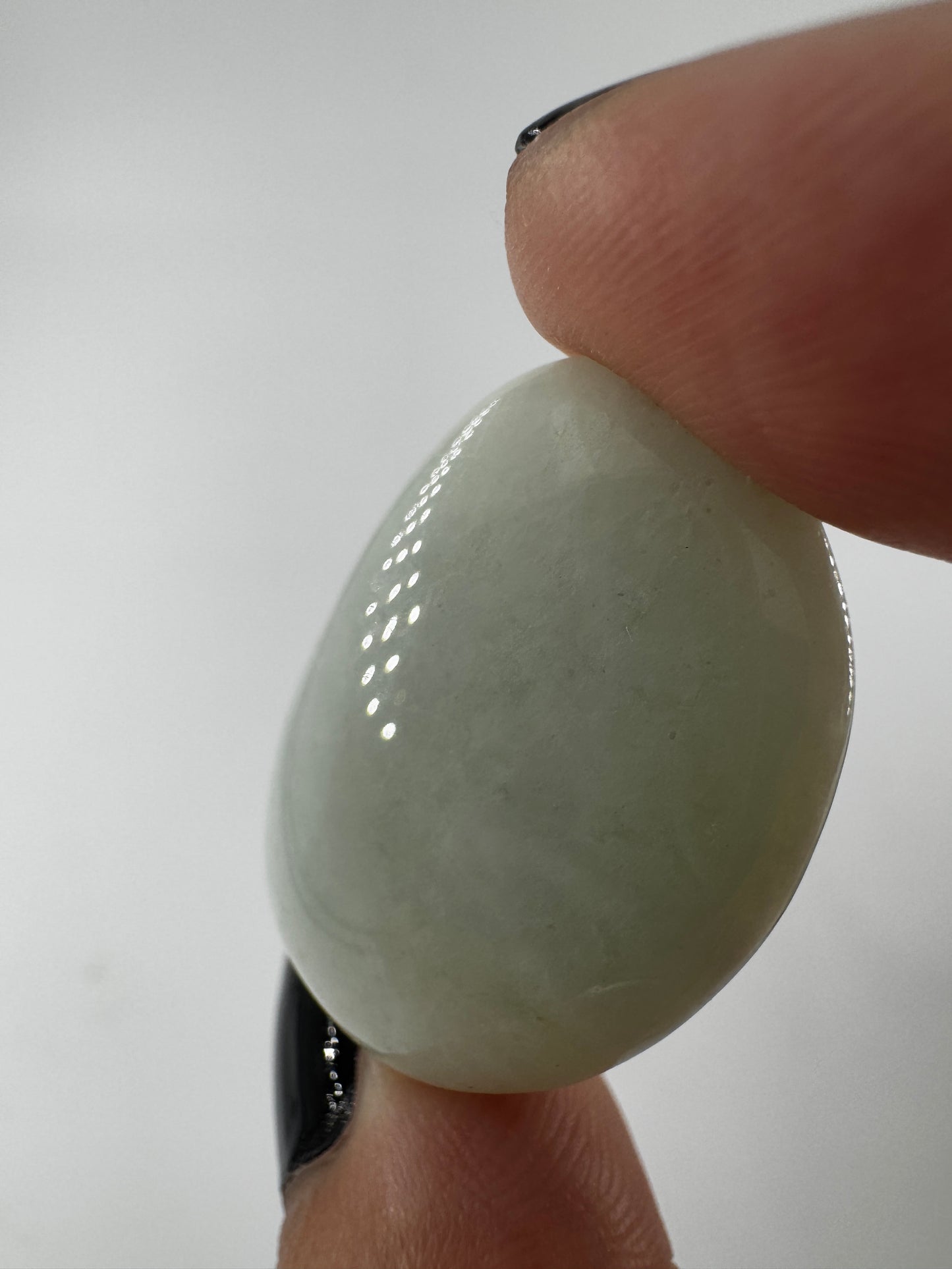Ein grüner Beryll-Trommelstein.