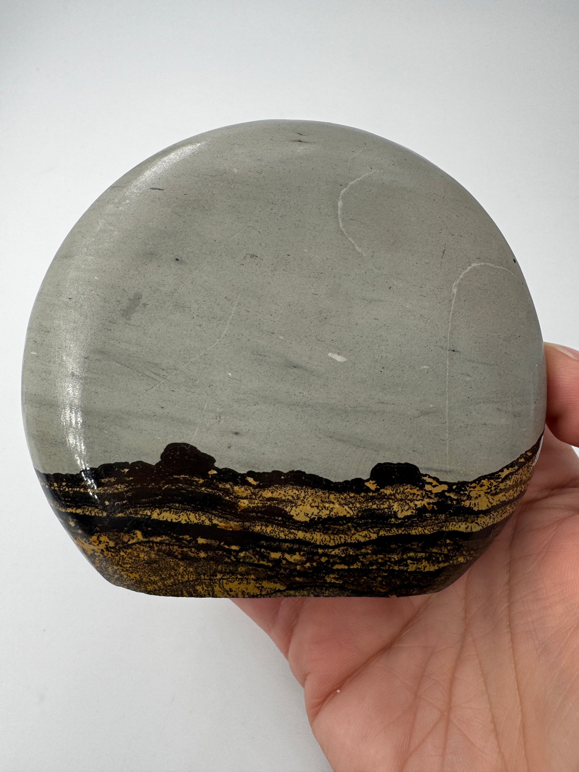Bilder Jaspis Freiform BJ49, 8,5×9,8 cm – mikrokristalliner Quarz mit landschaftsartigen Sedimentmustern in Braun- und Beigetönen, Einzelstück.