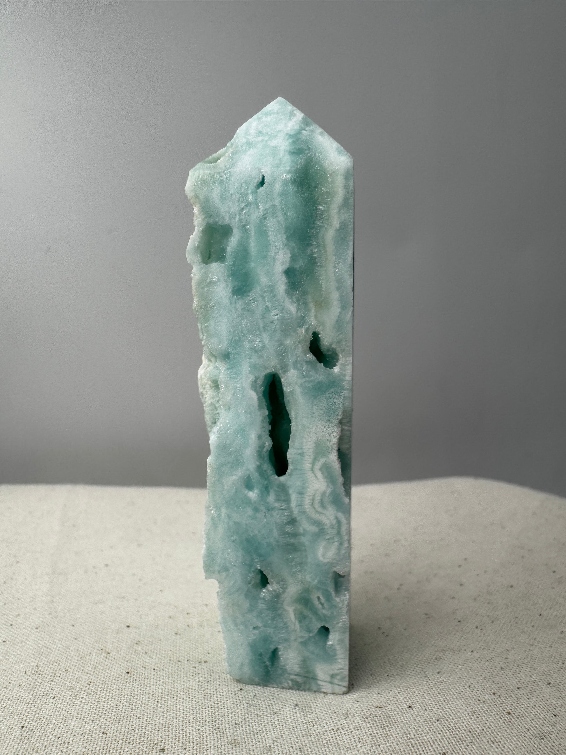 Polierte Spitze aus blauem Aragonit, 8,7 cm Höhe, mit nadelförmiger Kristallstruktur und blauer Färbung.