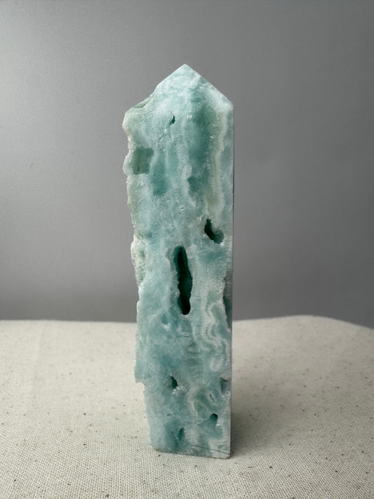 Polierte Spitze aus blauem Aragonit, 8,7 cm Höhe, mit nadelförmiger Kristallstruktur und blauer Färbung.