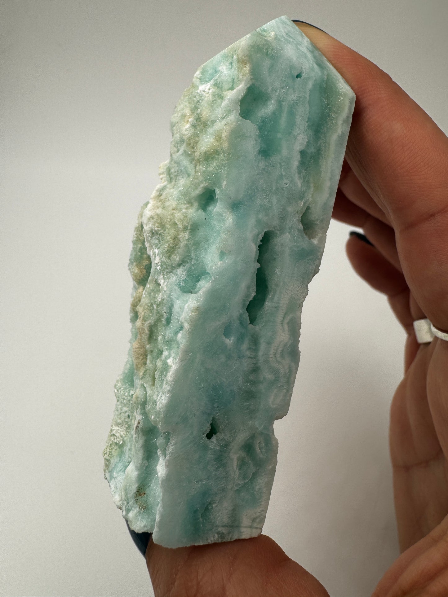 Polierte Spitze aus blauem Aragonit, 8,7 cm Höhe, mit nadelförmiger Kristallstruktur und blauer Färbung.