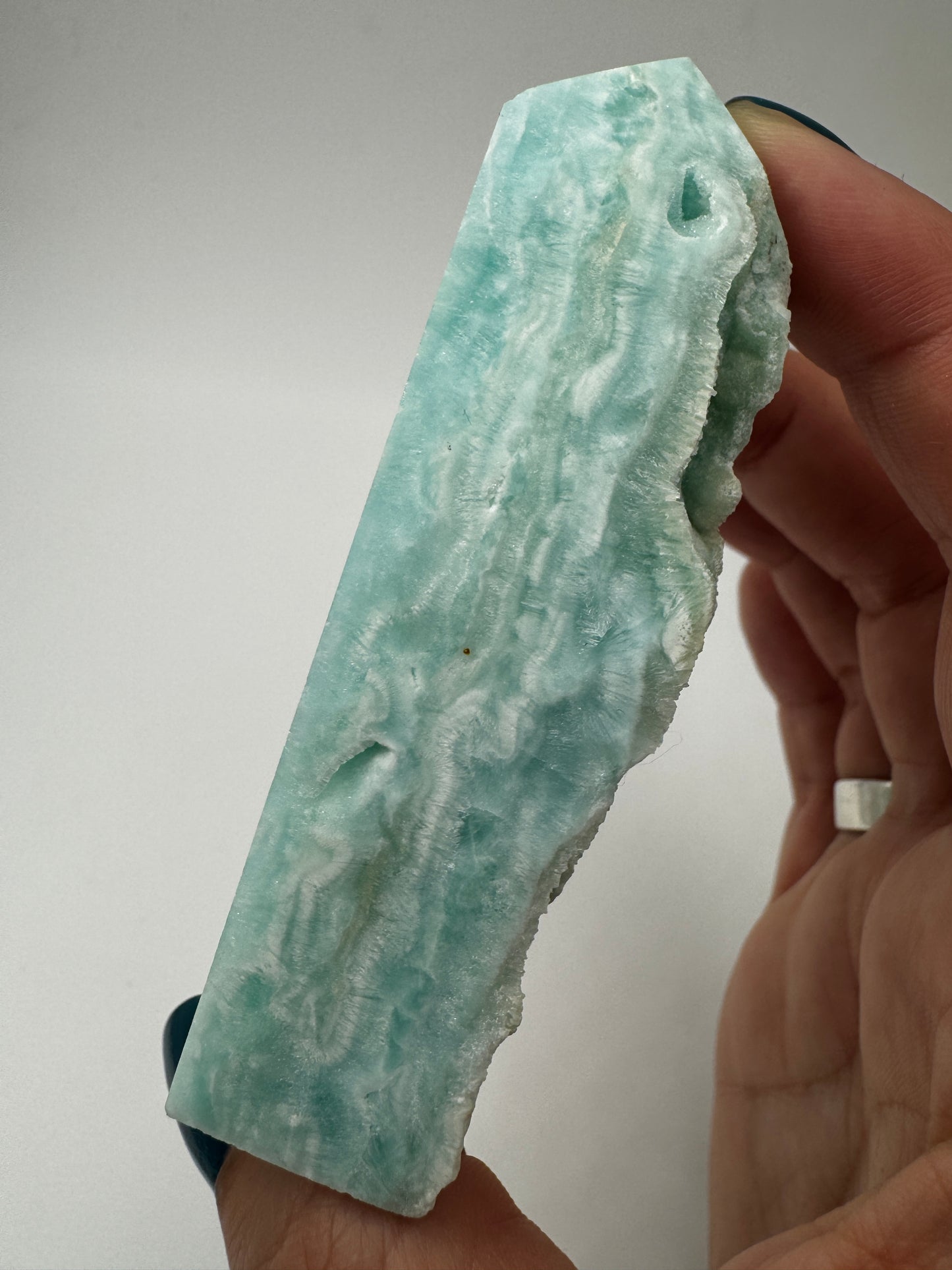 Polierte Spitze aus blauem Aragonit, 8,7 cm Höhe, mit nadelförmiger Kristallstruktur und blauer Färbung.