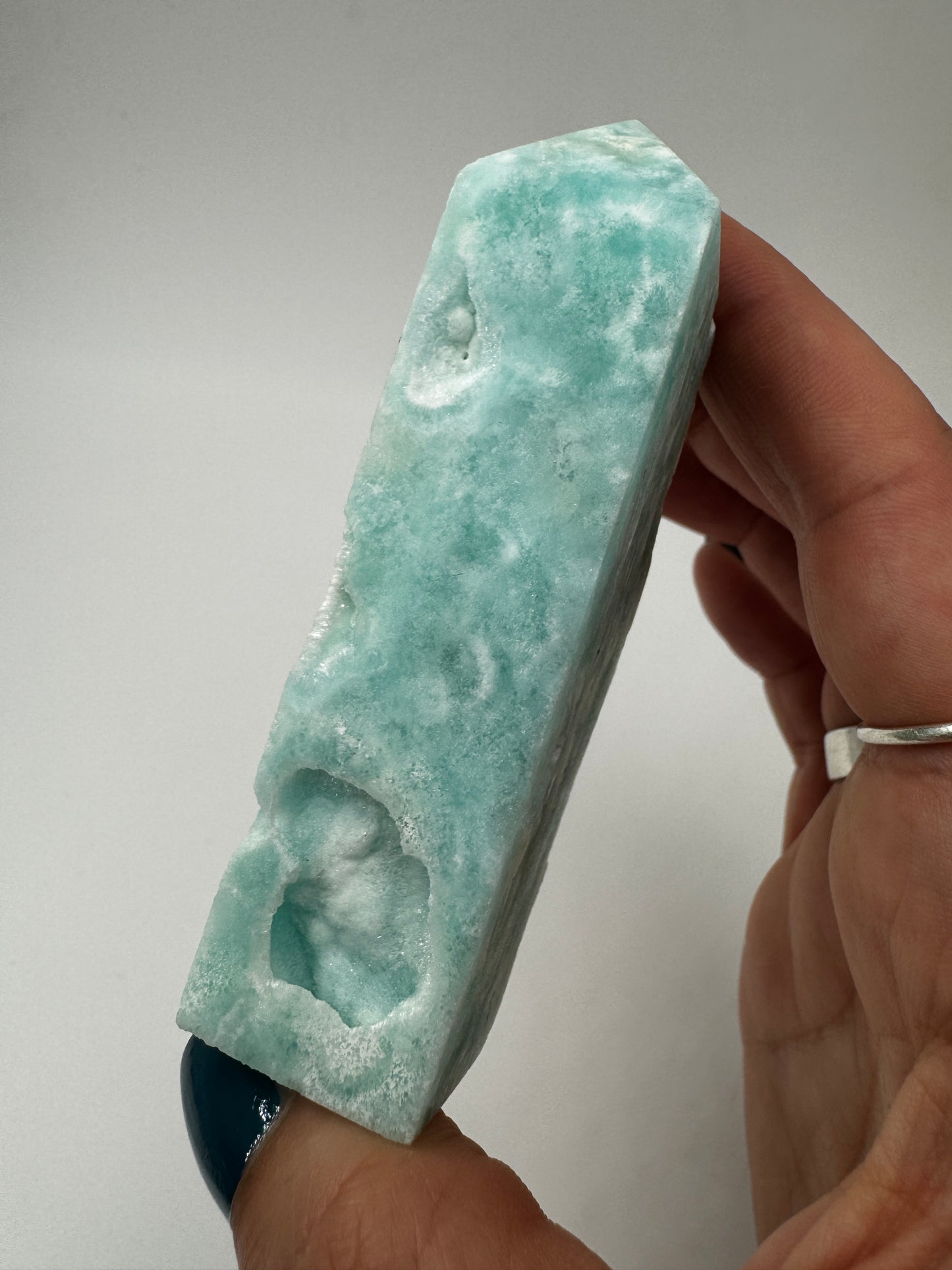 Polierte Spitze aus blauem Aragonit, 8,7 cm Höhe, mit nadelförmiger Kristallstruktur und blauer Färbung.
