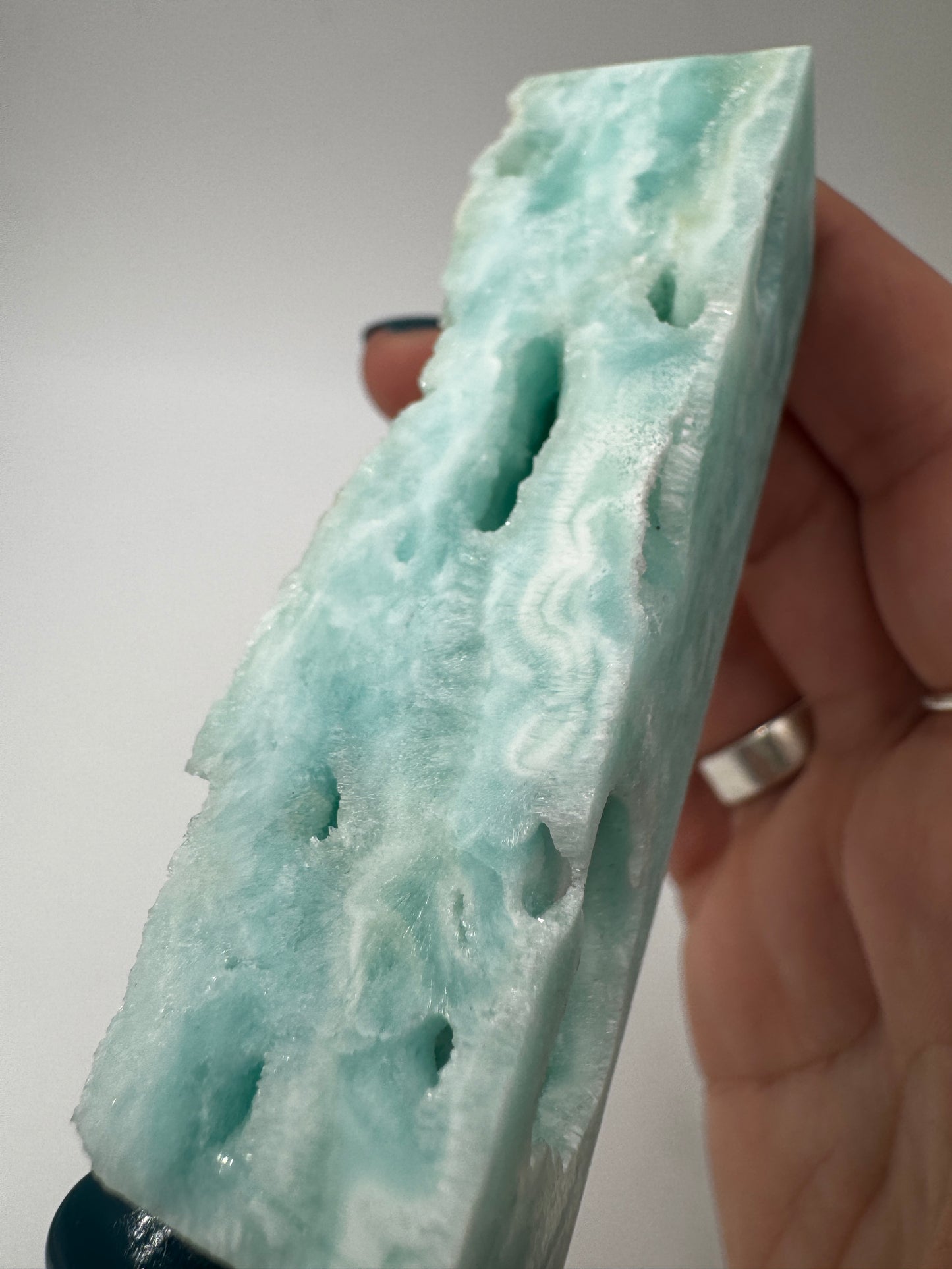 Polierte Spitze aus blauem Aragonit, 8,7 cm Höhe, mit nadelförmiger Kristallstruktur und blauer Färbung.