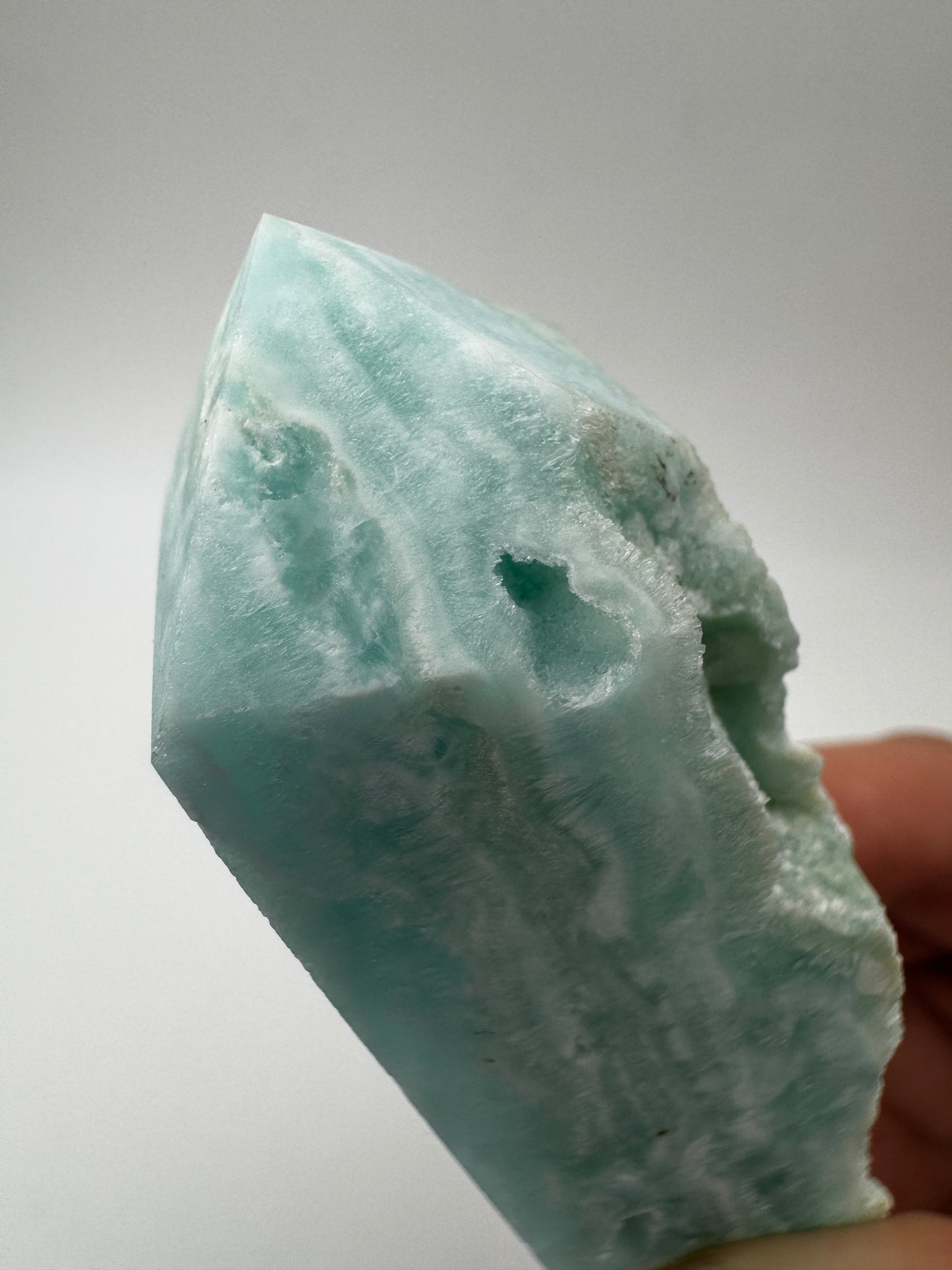 Polierte Spitze aus blauem Aragonit, 8,7 cm Höhe, mit nadelförmiger Kristallstruktur und blauer Färbung.