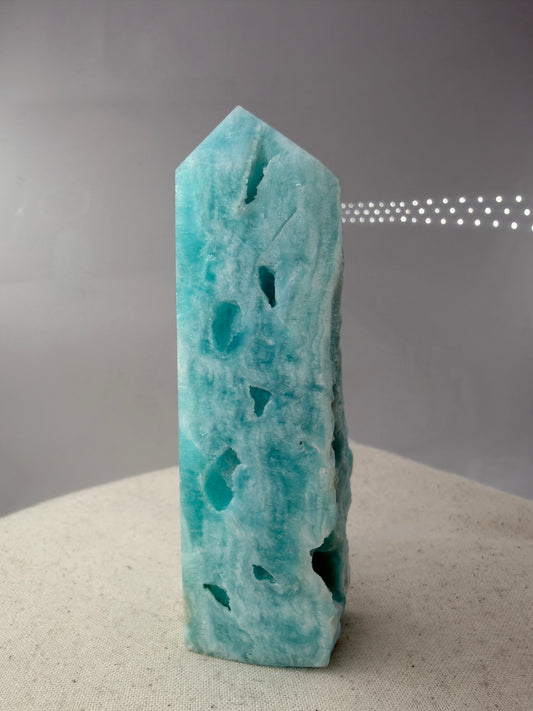 Blauer Calcit Turm in polierter Spitzenform, hellblaues Mineral und hoher Farbreinheit, Sammlerstück.