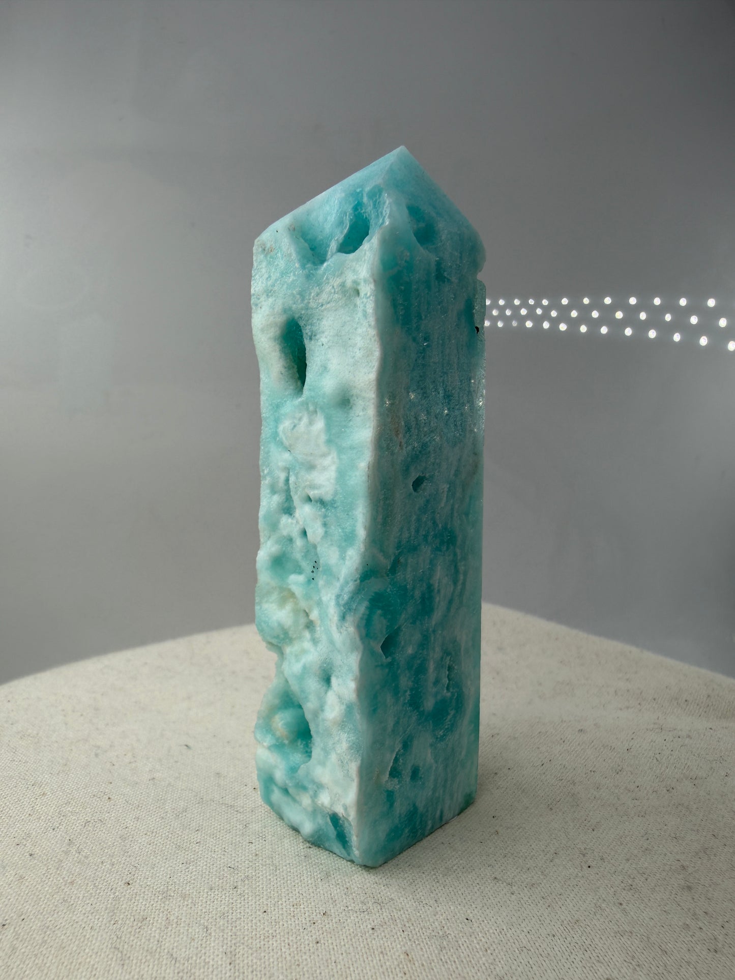 Blauer Calcit Turm in polierter Spitzenform, hellblaues Mineral und hoher Farbreinheit, Sammlerstück.