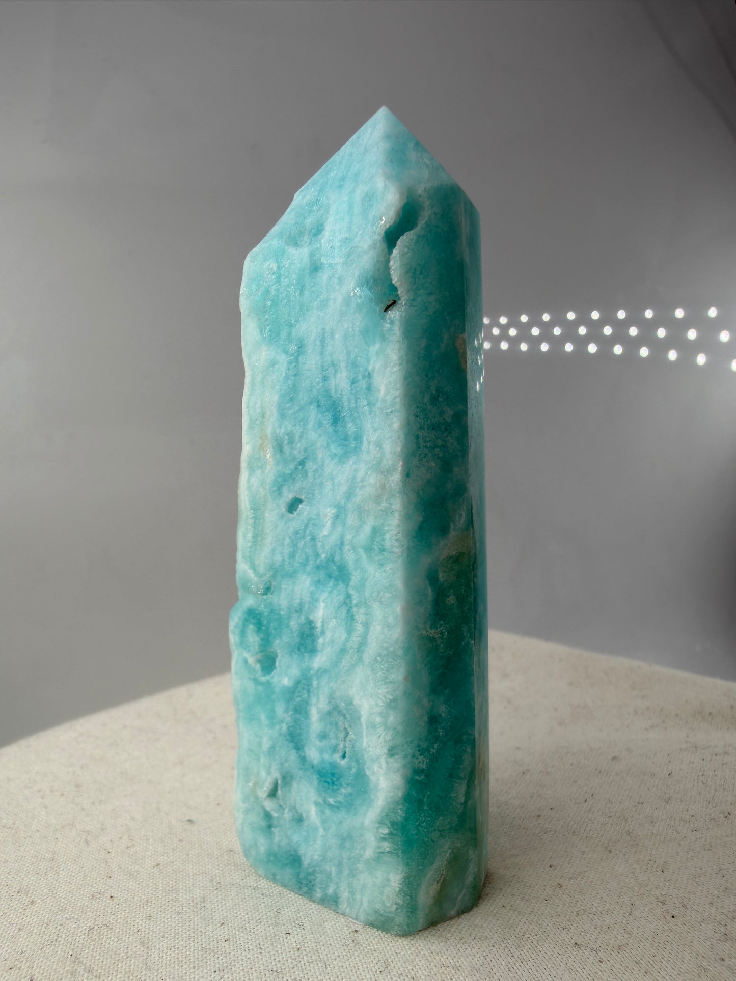 Blauer Calcit Turm in polierter Spitzenform, hellblaues Mineral und hoher Farbreinheit, Sammlerstück.
