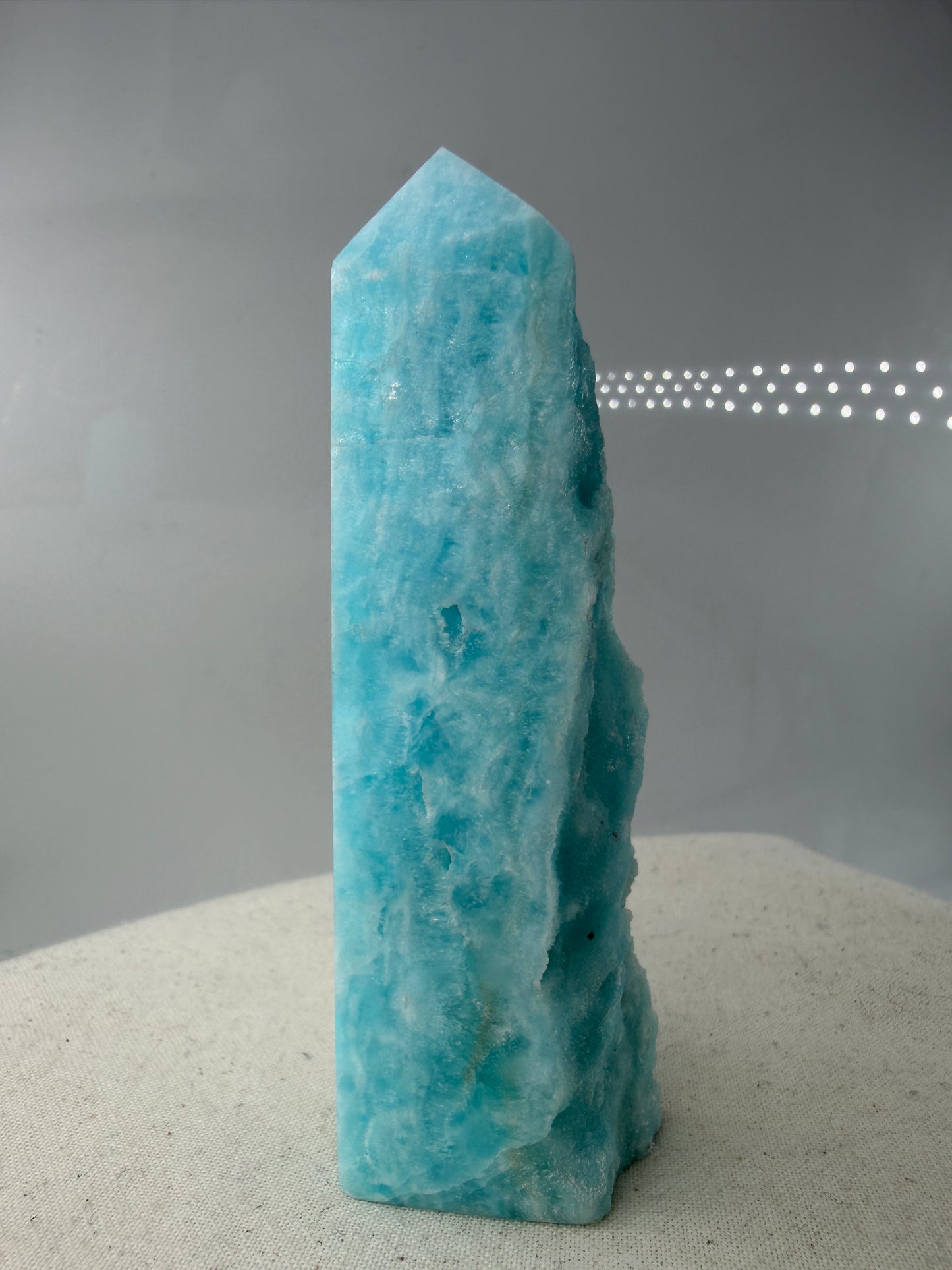 Blauer Calcit Turm in polierter Spitzenform, hellblaues Mineral und hoher Farbreinheit, Sammlerstück.