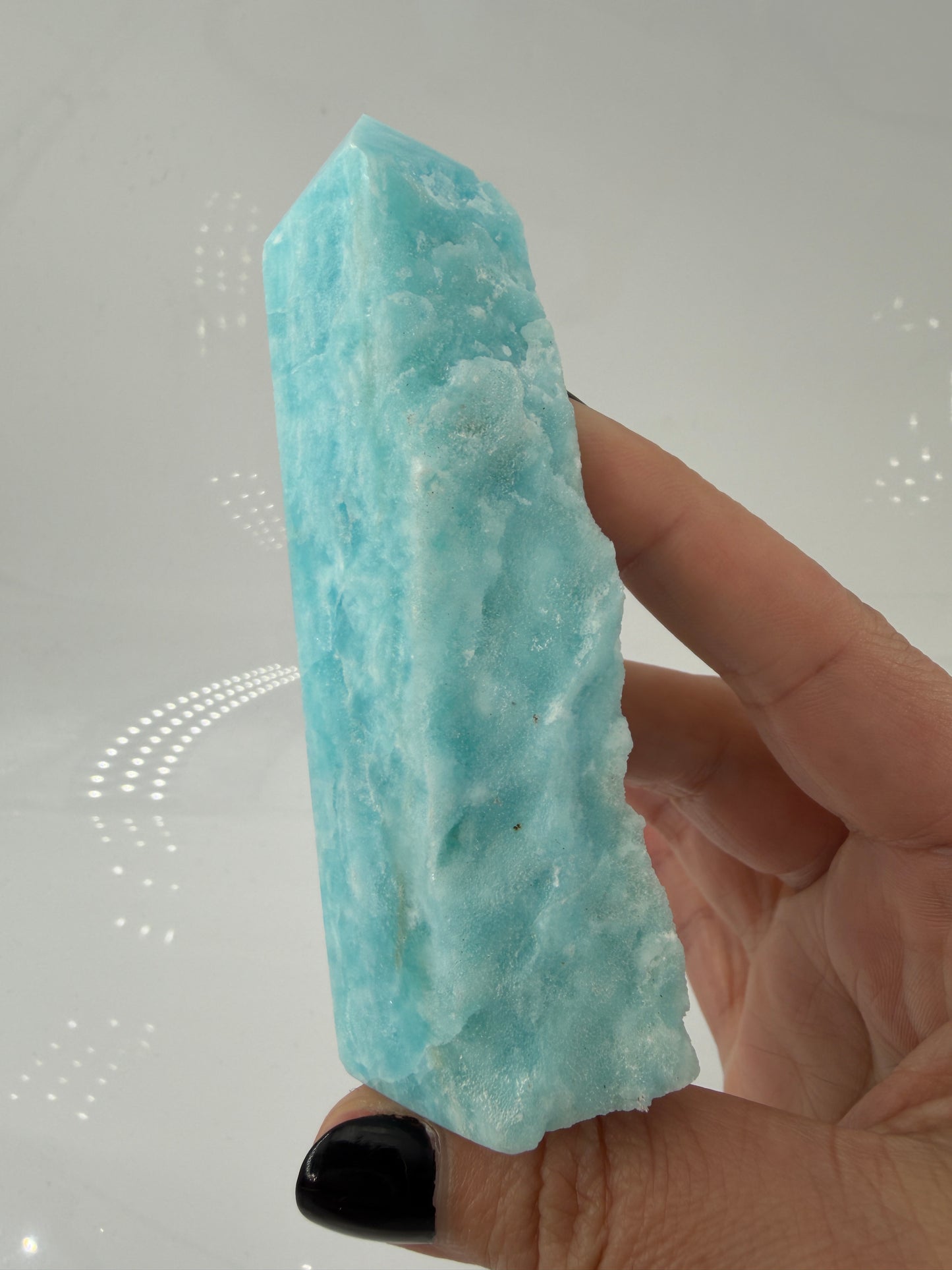 Blauer Calcit Turm in polierter Spitzenform, hellblaues Mineral und hoher Farbreinheit, Sammlerstück.