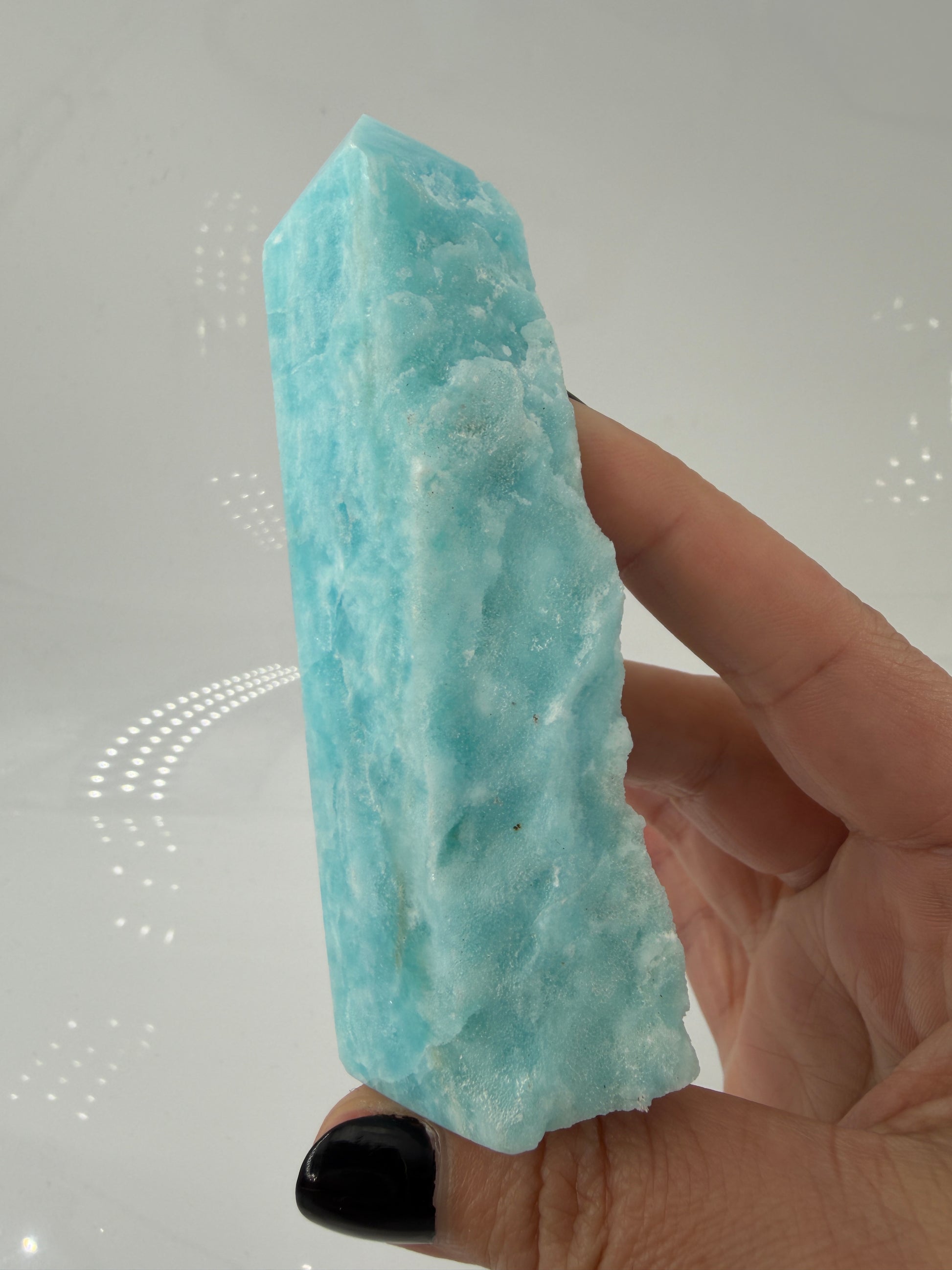 Blauer Calcit Turm in polierter Spitzenform, hellblaues Mineral und hoher Farbreinheit, Sammlerstück.