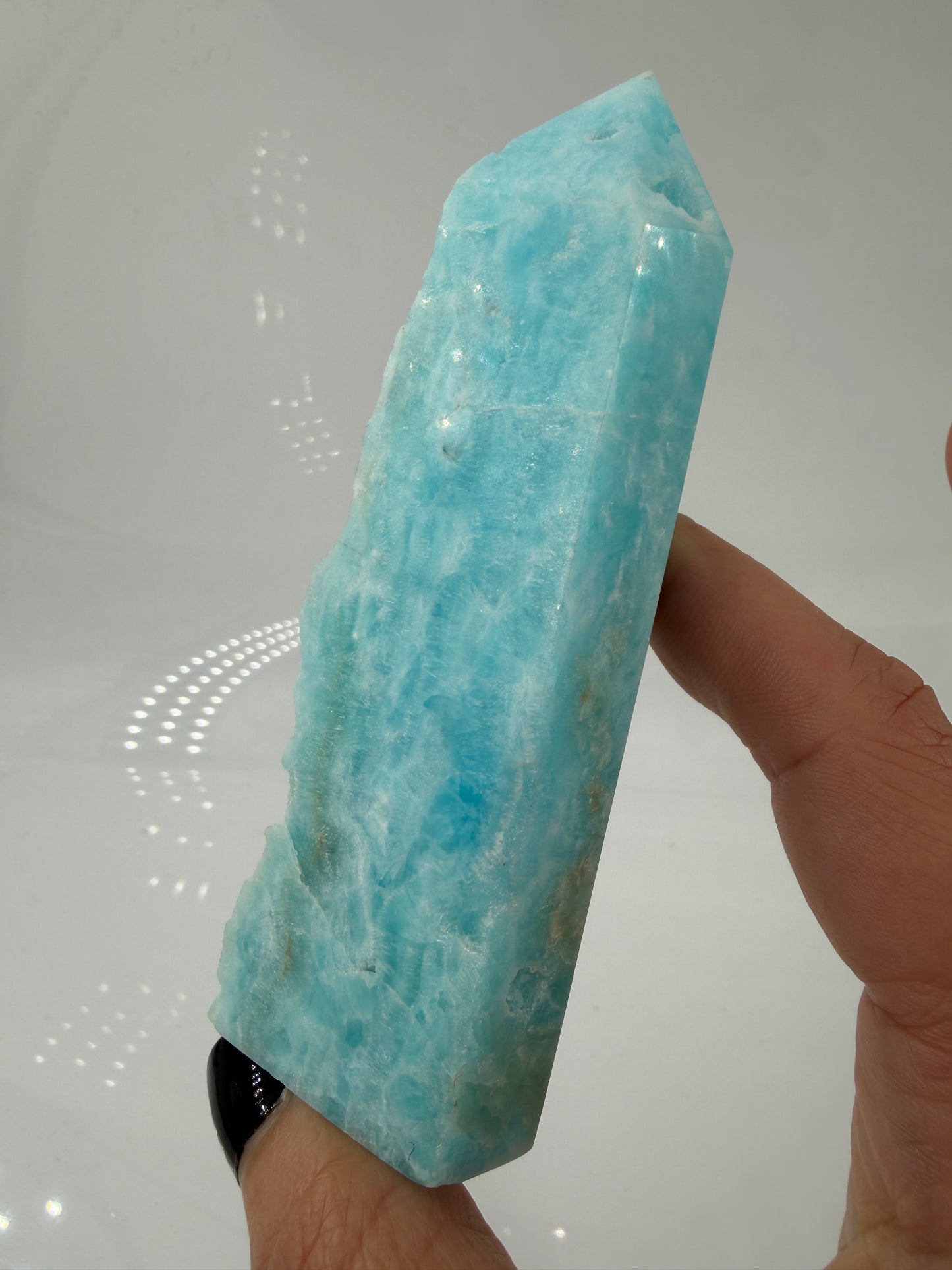 Blauer Calcit Turm in polierter Spitzenform, hellblaues Mineral und hoher Farbreinheit, Sammlerstück.