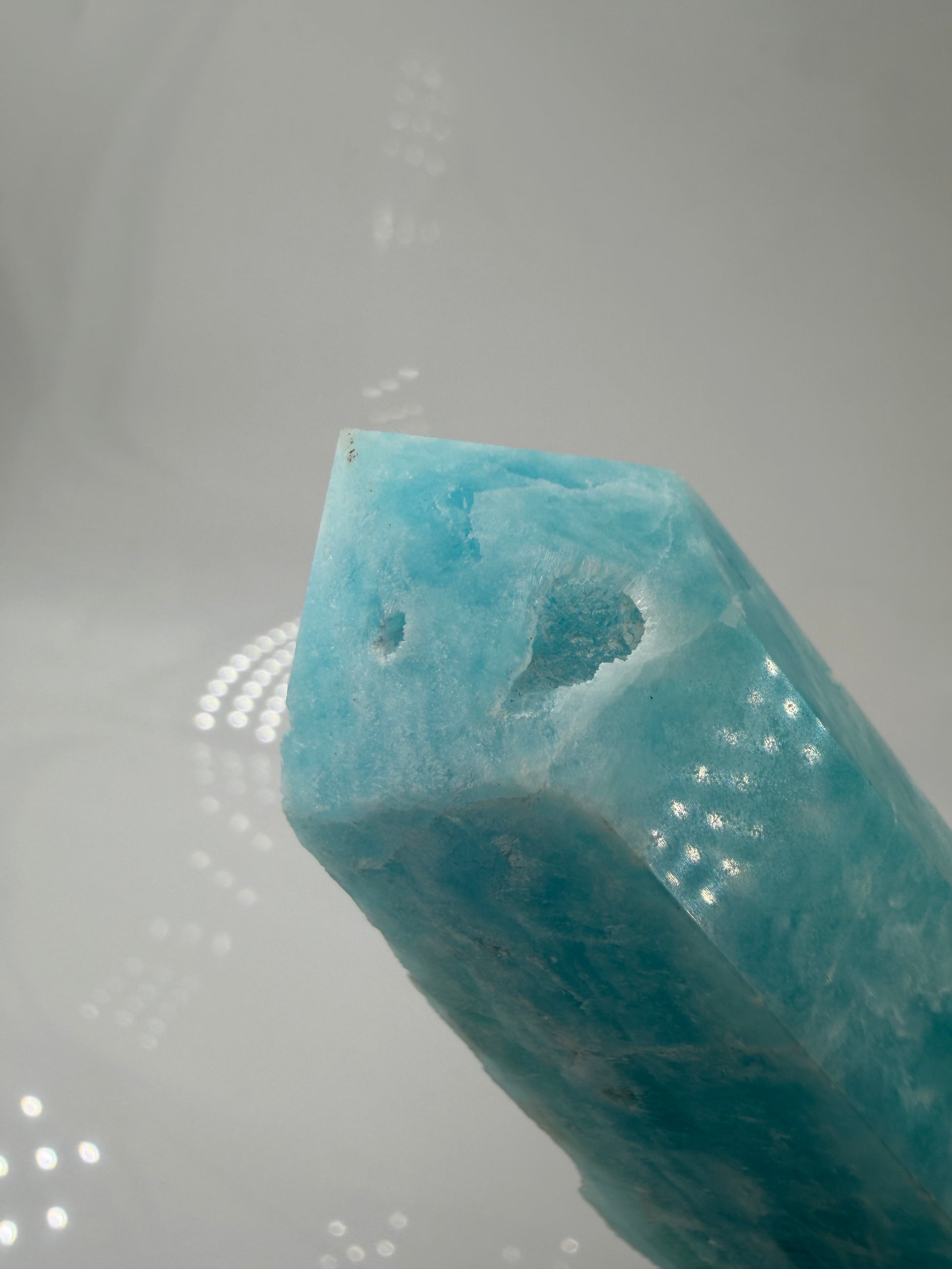 Nahaufnahme der Kristallstruktur einer blauen Calcit Spitze, zeigt die natürliche Maserung und den charakteristischen Seidenglanz.