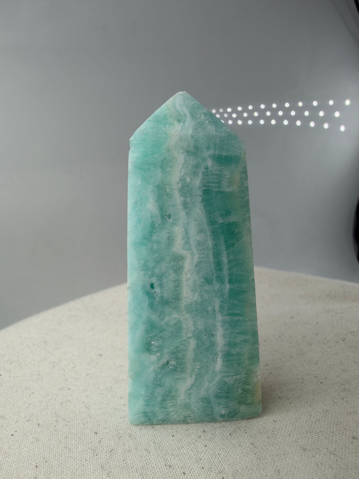 Blauer Calcit Turm in polierter Spitzenform, hellblaues Mineral und hoher Farbreinheit, Sammlerstück.