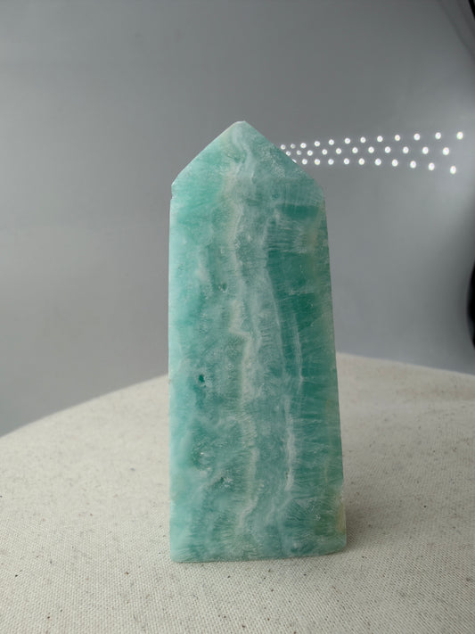 Blauer Calcit Turm in polierter Spitzenform, hellblaues Mineral und hoher Farbreinheit, Sammlerstück.