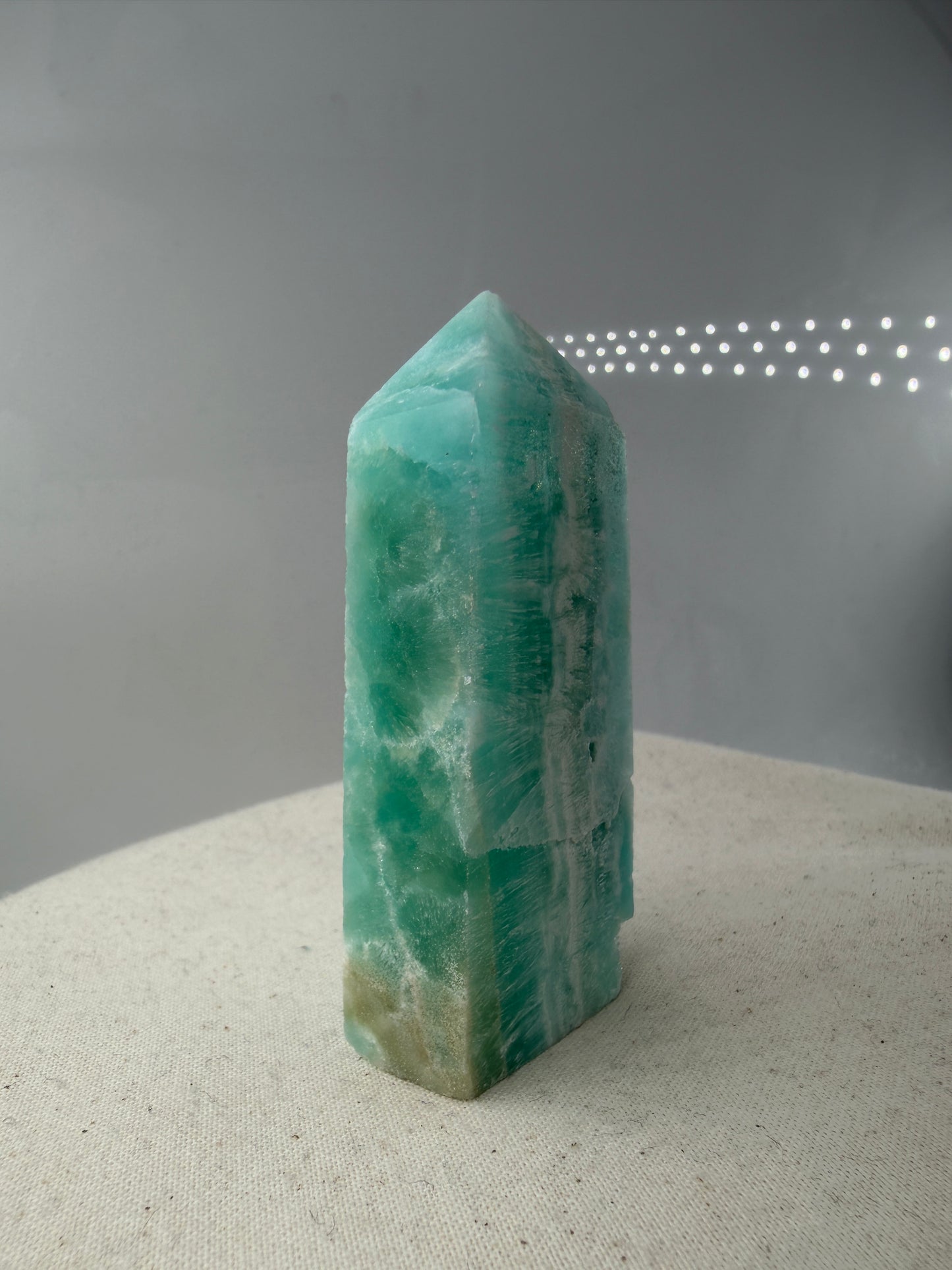 Blauer Calcit Turm in polierter Spitzenform, hellblaues Mineral und hoher Farbreinheit, Sammlerstück.