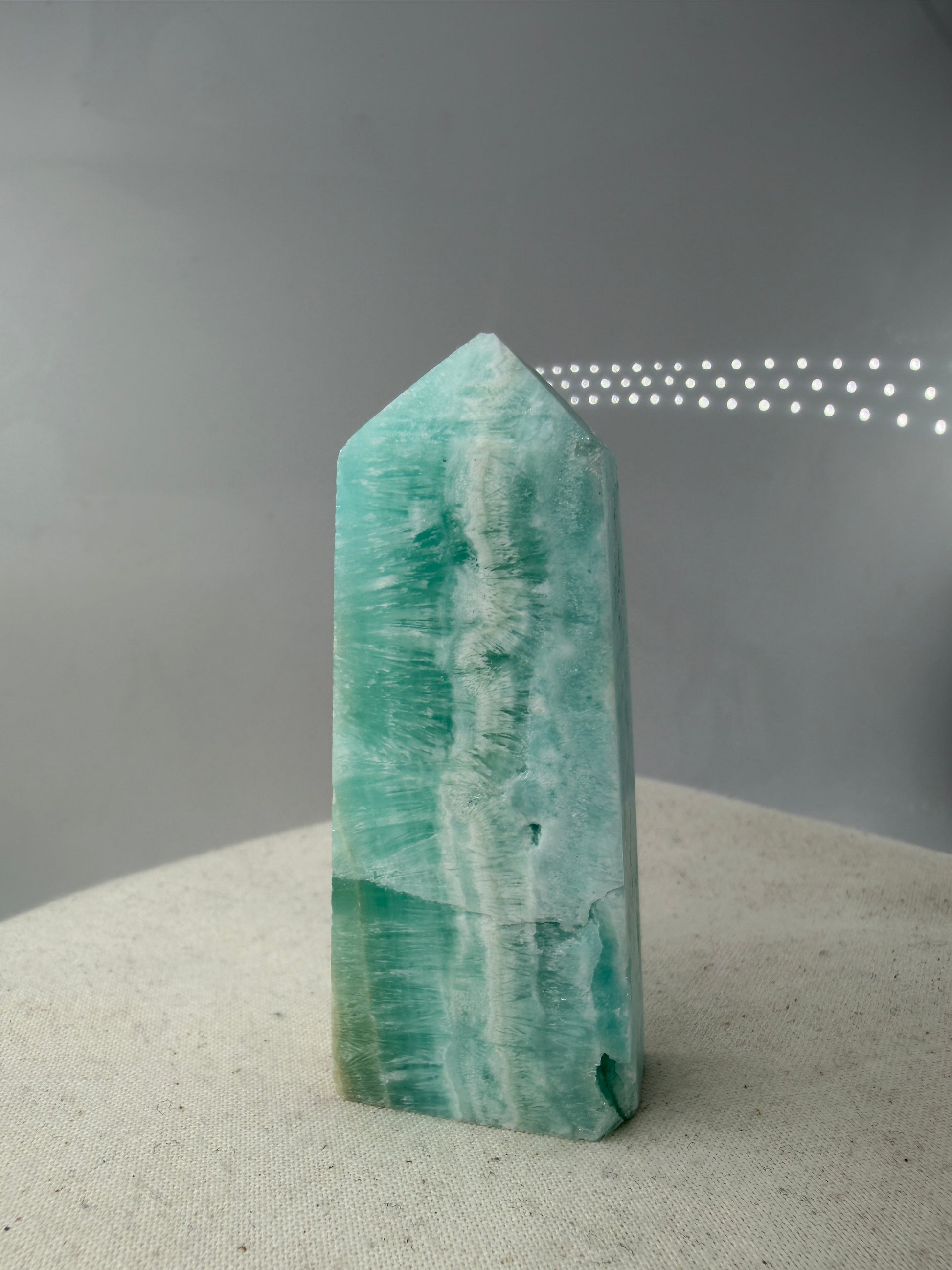 Blauer Calcit Turm in polierter Spitzenform, hellblaues Mineral und hoher Farbreinheit, Sammlerstück.