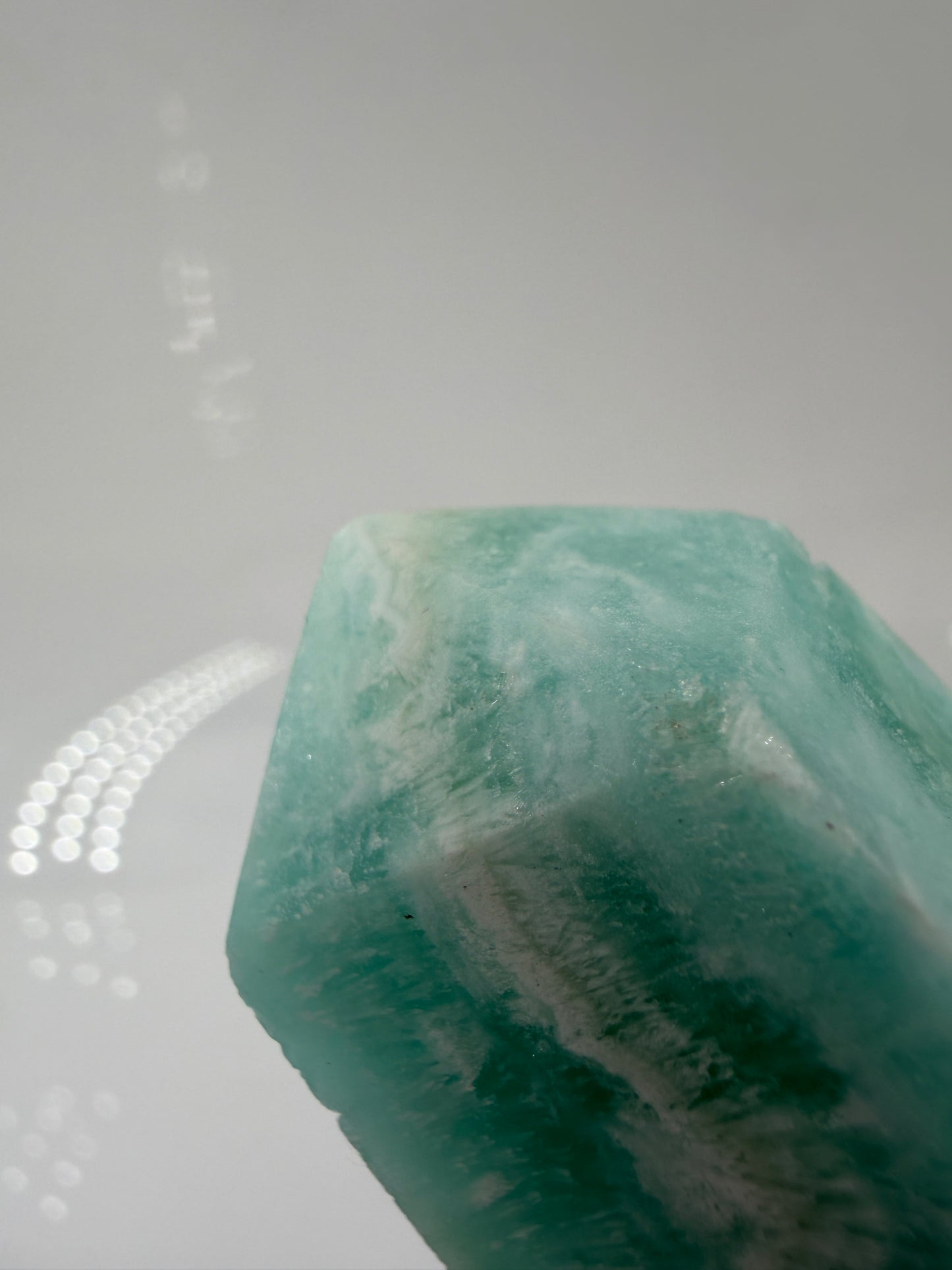 Nahaufnahme der Kristallstruktur einer blauen Calcit Spitze, zeigt die natürliche Maserung.