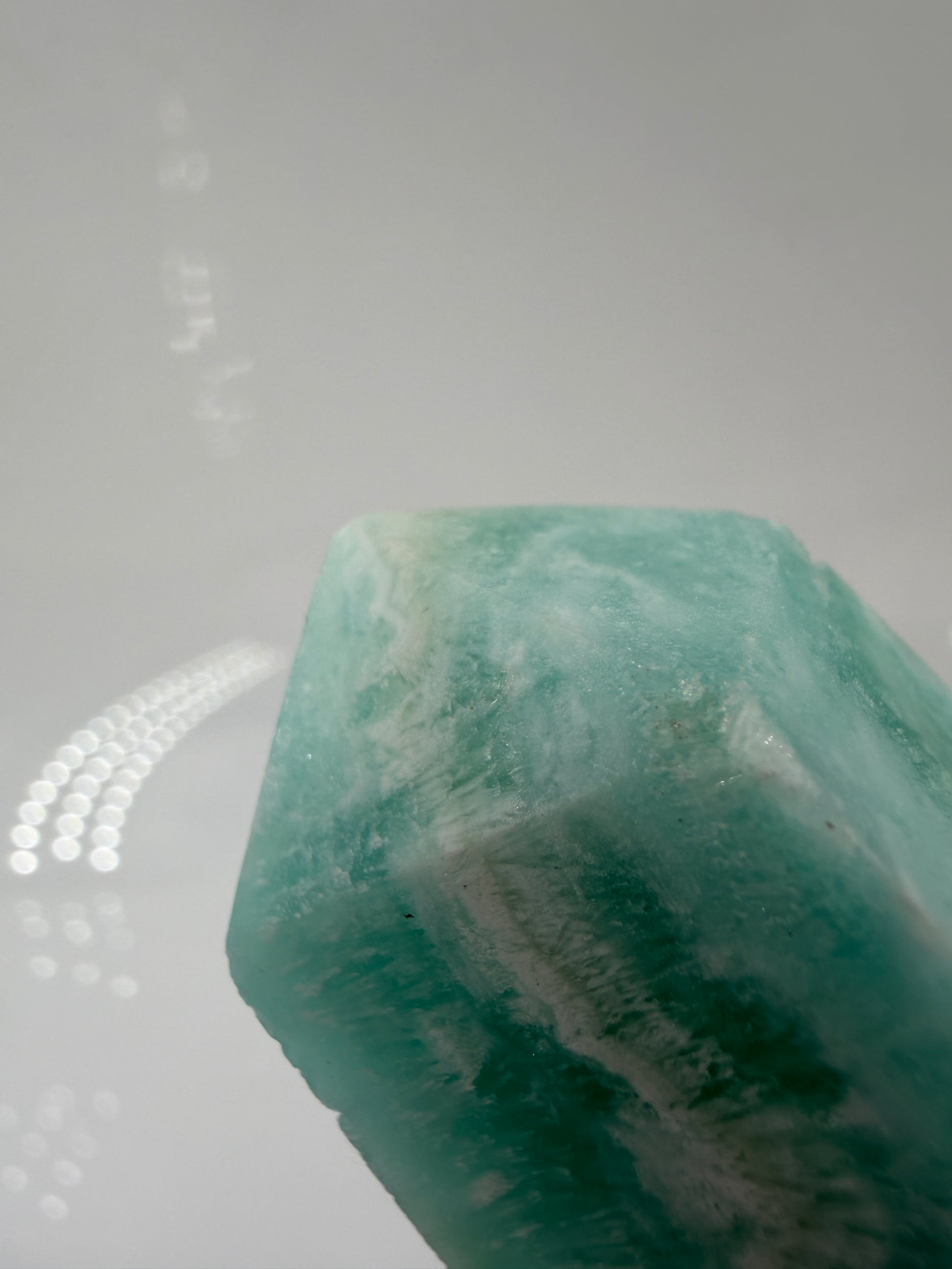 Nahaufnahme der Kristallstruktur einer blauen Calcit Spitze, zeigt die natürliche Maserung.