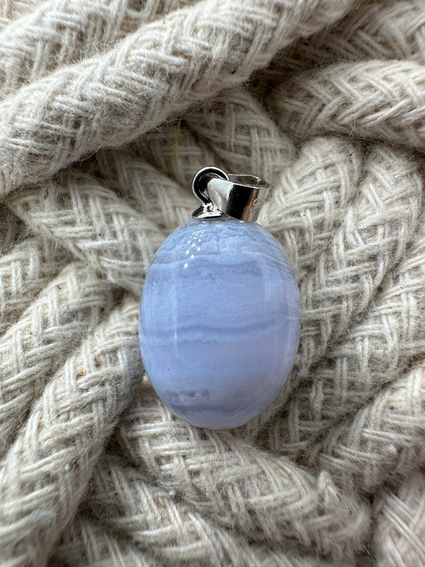Blauer Chalcedon Anhänger, gestiftet in Silber, mit zartem himmelblau-weißem Bänderungsmuster