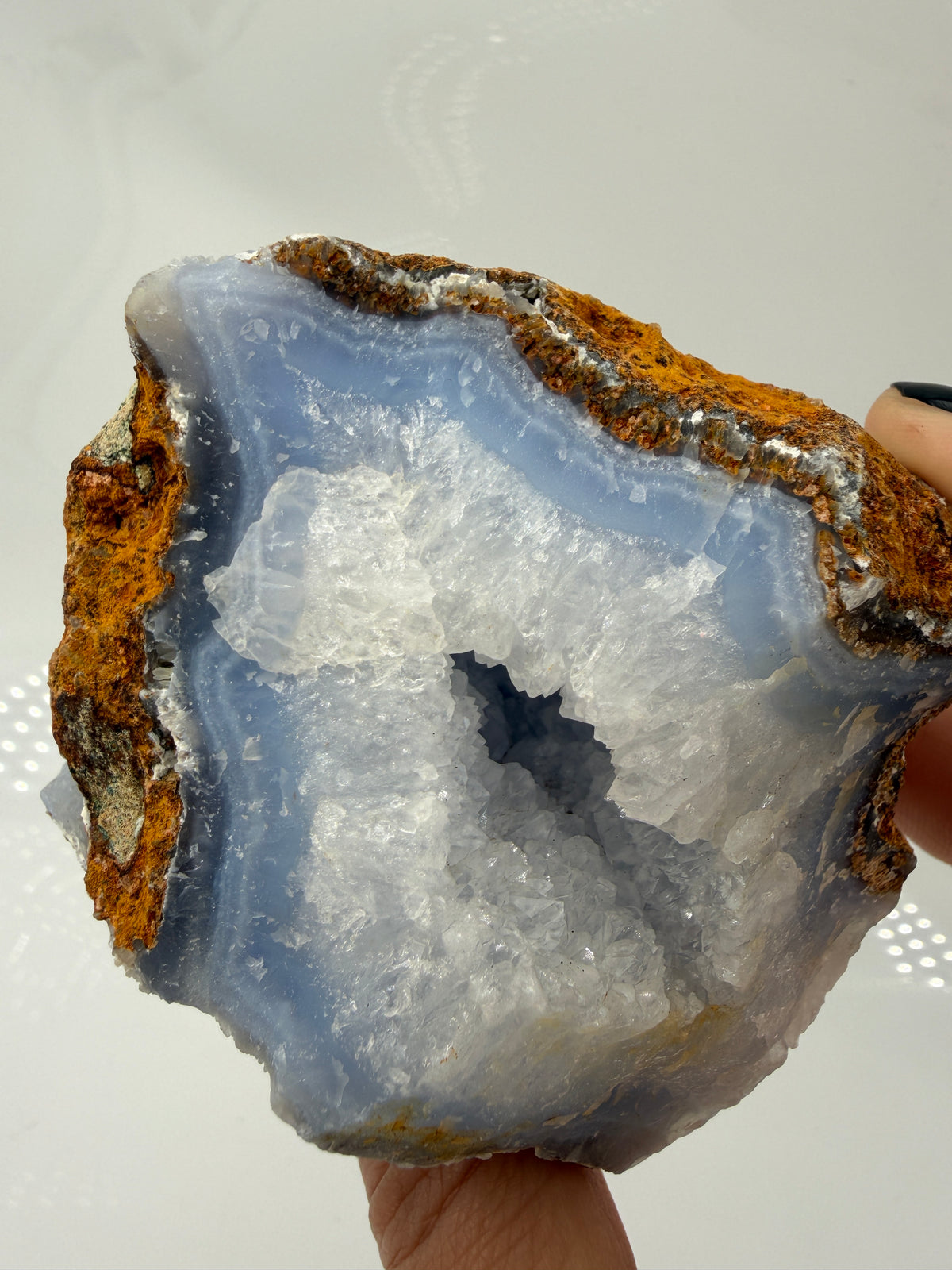 Blauer Chalcedon Rohstein BC46 mit sichtbarer Druze, ca. 8 × 8 × 6 cm, Nahaufnahme auf weißem Hintergrund