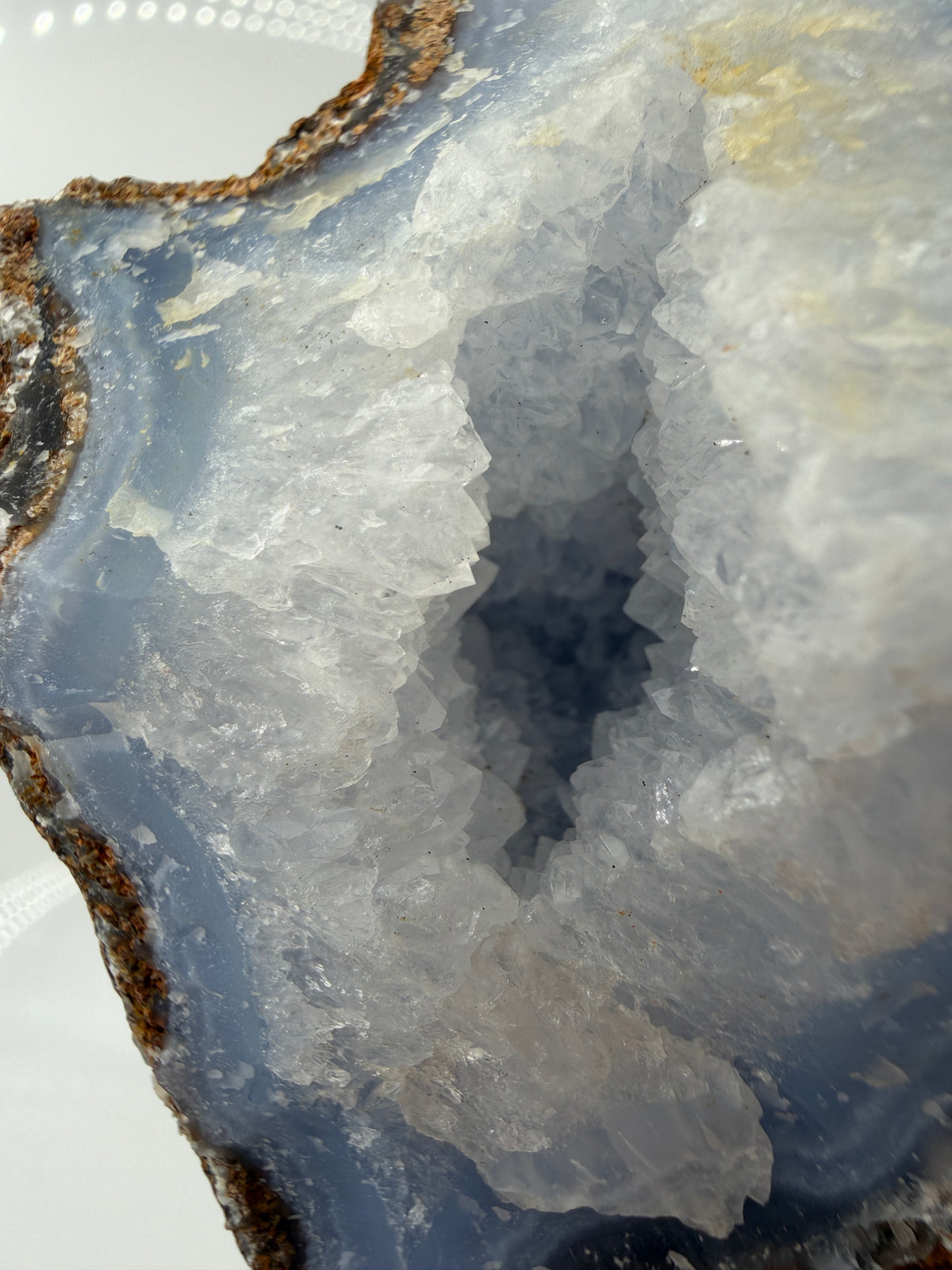 Blauer Chalcedon Rohstein BC46 mit sichtbarer Druze, ca. 8 × 8 × 6 cm, Nahaufnahme auf weißem Hintergrund