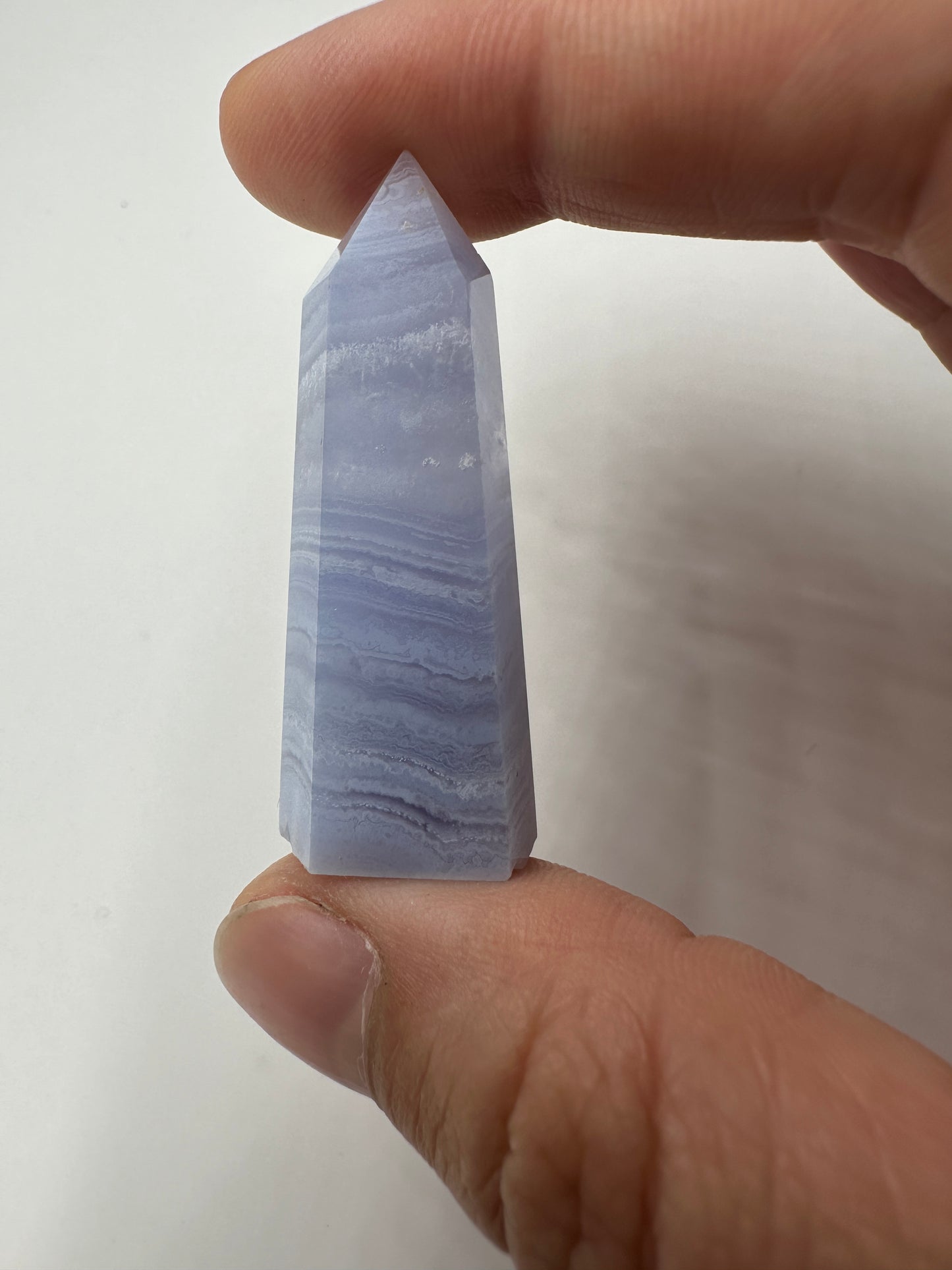 Blauer Chalcedon Spitze, kryptokristalline Quarz-Varietät mit blauem Farbton und Bänderung.