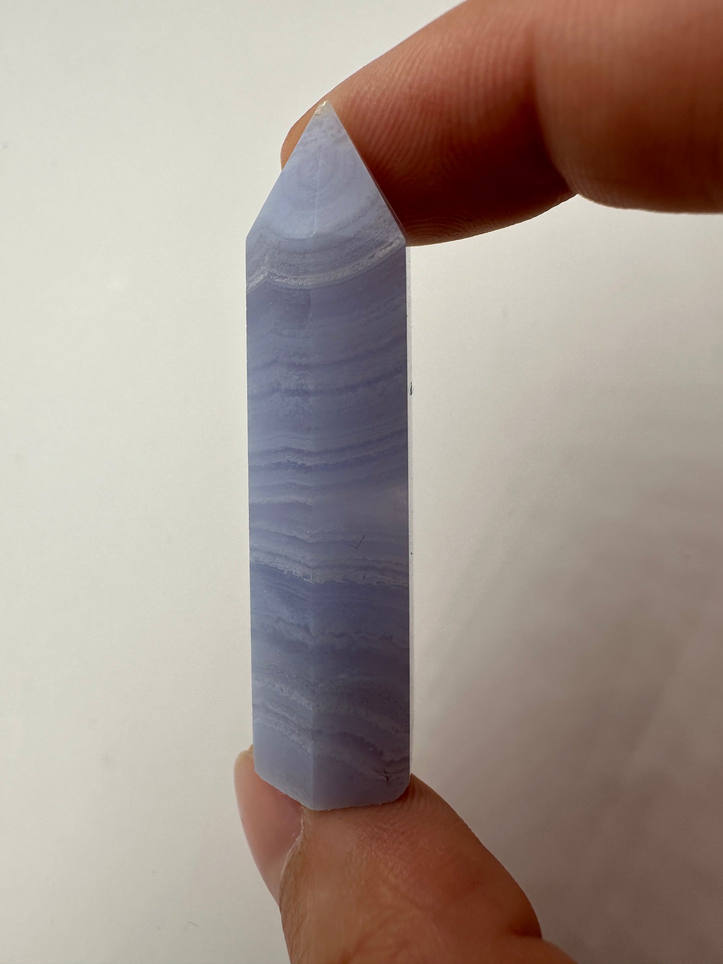 Blauer Chalcedon Spitze, kryptokristalline Quarz-Varietät mit blauem Farbton und Bänderung.