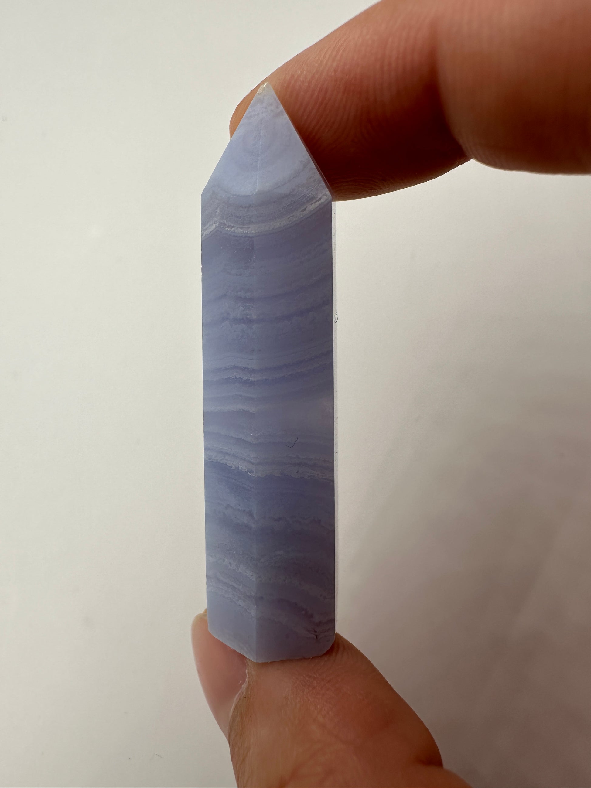 Blauer Chalcedon Spitze, kryptokristalline Quarz-Varietät mit blauem Farbton und Bänderung.