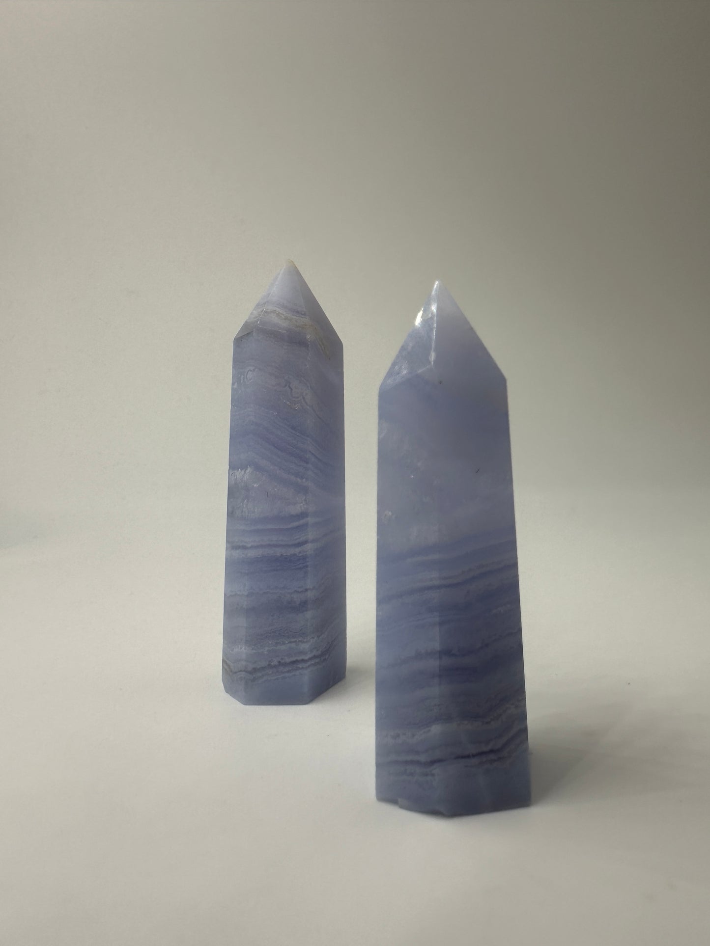 Blauer Chalcedon Spitze, kryptokristalline Quarz-Varietät mit blauem Farbton und Bänderung.