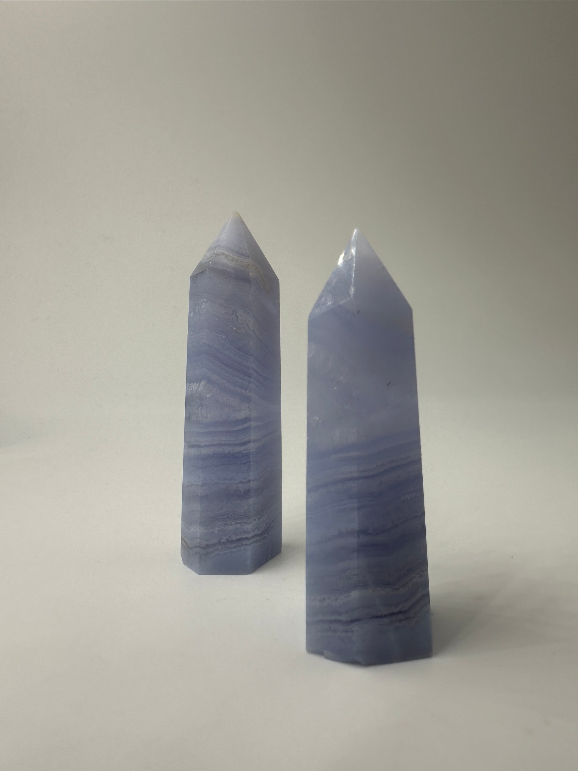 Blauer Chalcedon Spitze, kryptokristalline Quarz-Varietät mit blauem Farbton und Bänderung.
