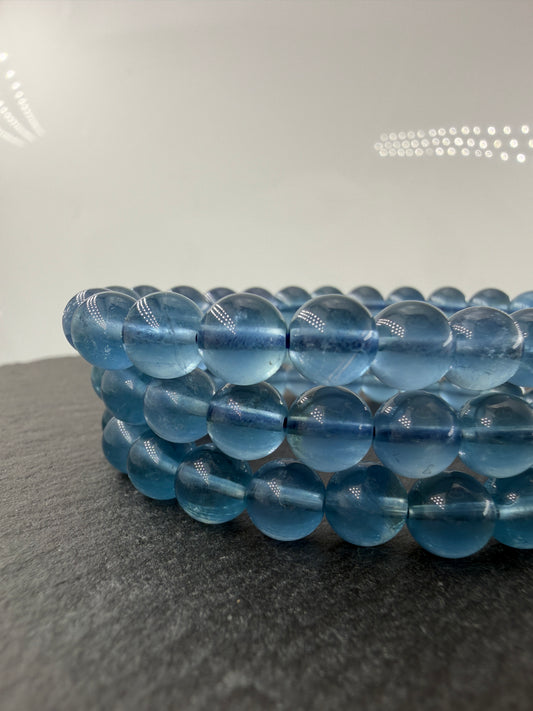 Kugelarmband aus naturblauem Fluorit, polierte Perlen mit charakteristischer Farbzonierung und hoher Transluzenz.