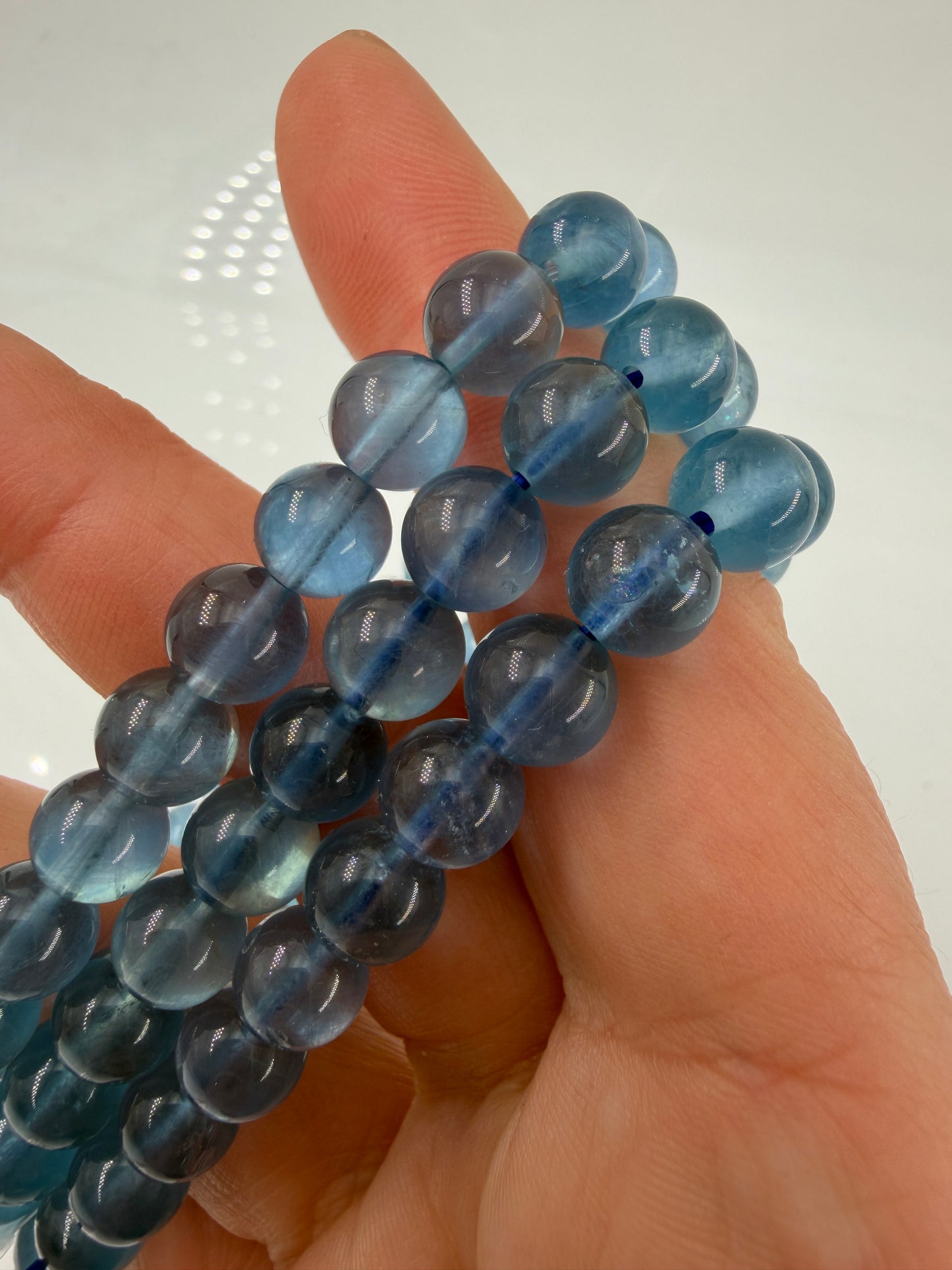 Makro-Ansicht blauer Fluorit-Kugeln, zeigt die internen Spaltflächen und das natürliche Farbspektrum von Indigo bis Türkis.