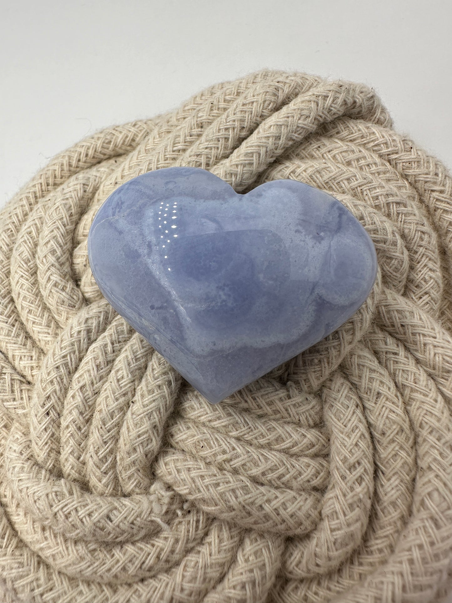 Blaues Chalcedon Herz BAH22 (Blue Lace Agate), 3,4 × 4 cm, mit zartem himmelblau-weißem Streifenmuster
