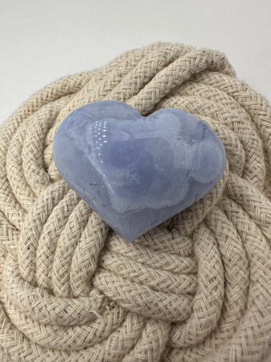 Blaues Chalcedon Herz BAH22 (Blue Lace Agate), 3,4 × 4 cm, mit zartem himmelblau-weißem Streifenmuster