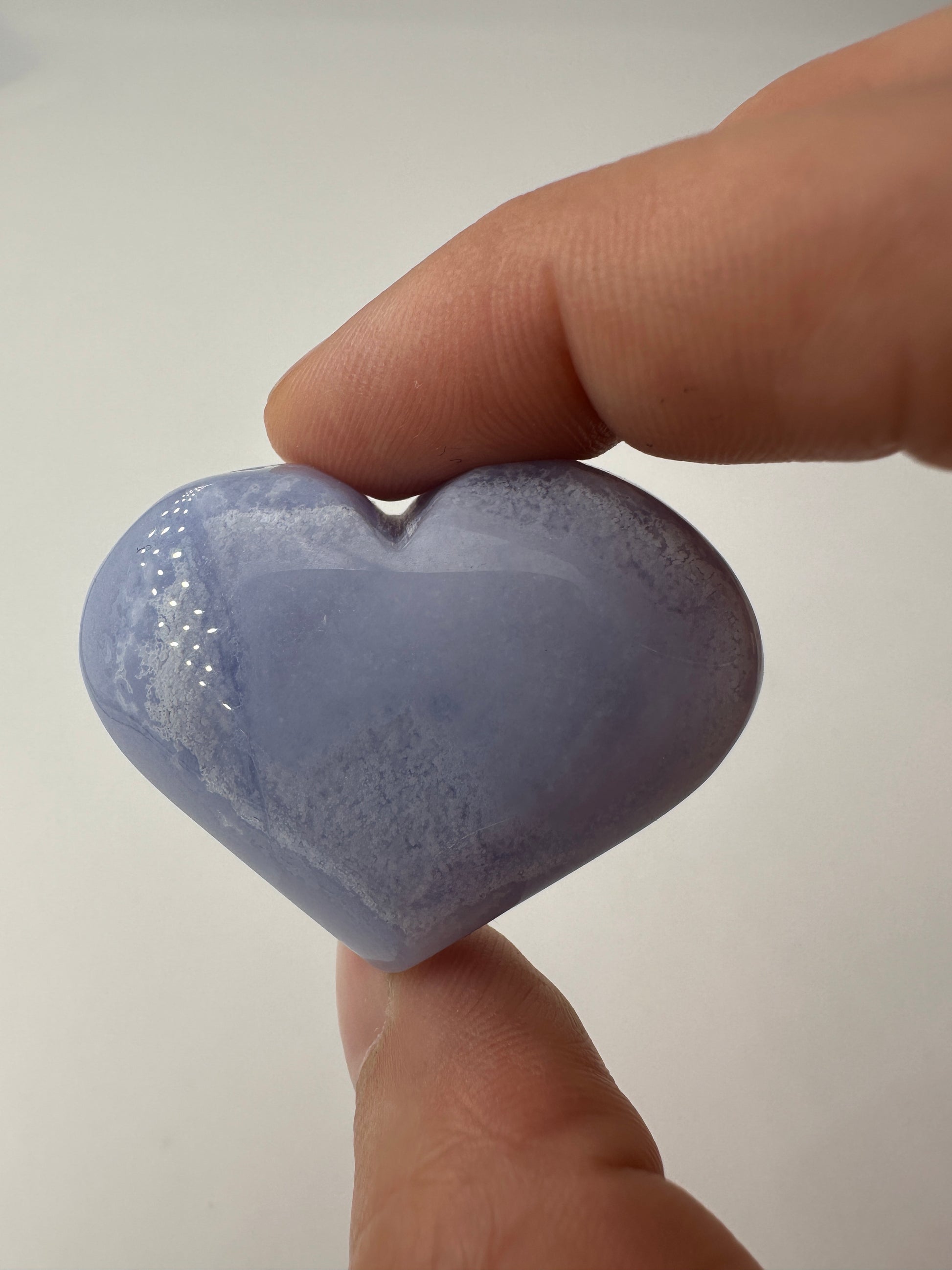 Blaues Chalcedon Herz BAH22 (Blue Lace Agate), 3,4 × 4 cm, mit zartem himmelblau-weißem Streifenmuster