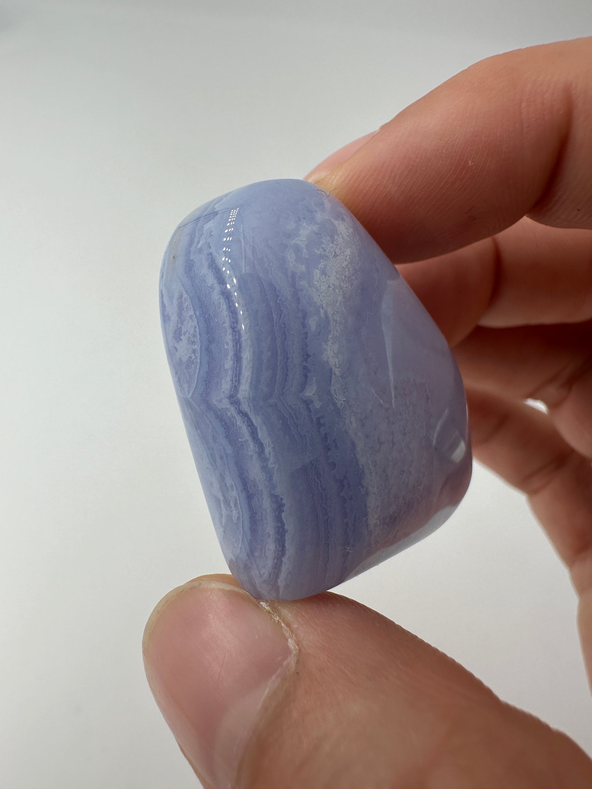 Blaues Chalcedon Herz BAH22 (Blue Lace Agate), 3,4 × 4 cm, mit zartem himmelblau-weißem Streifenmuster