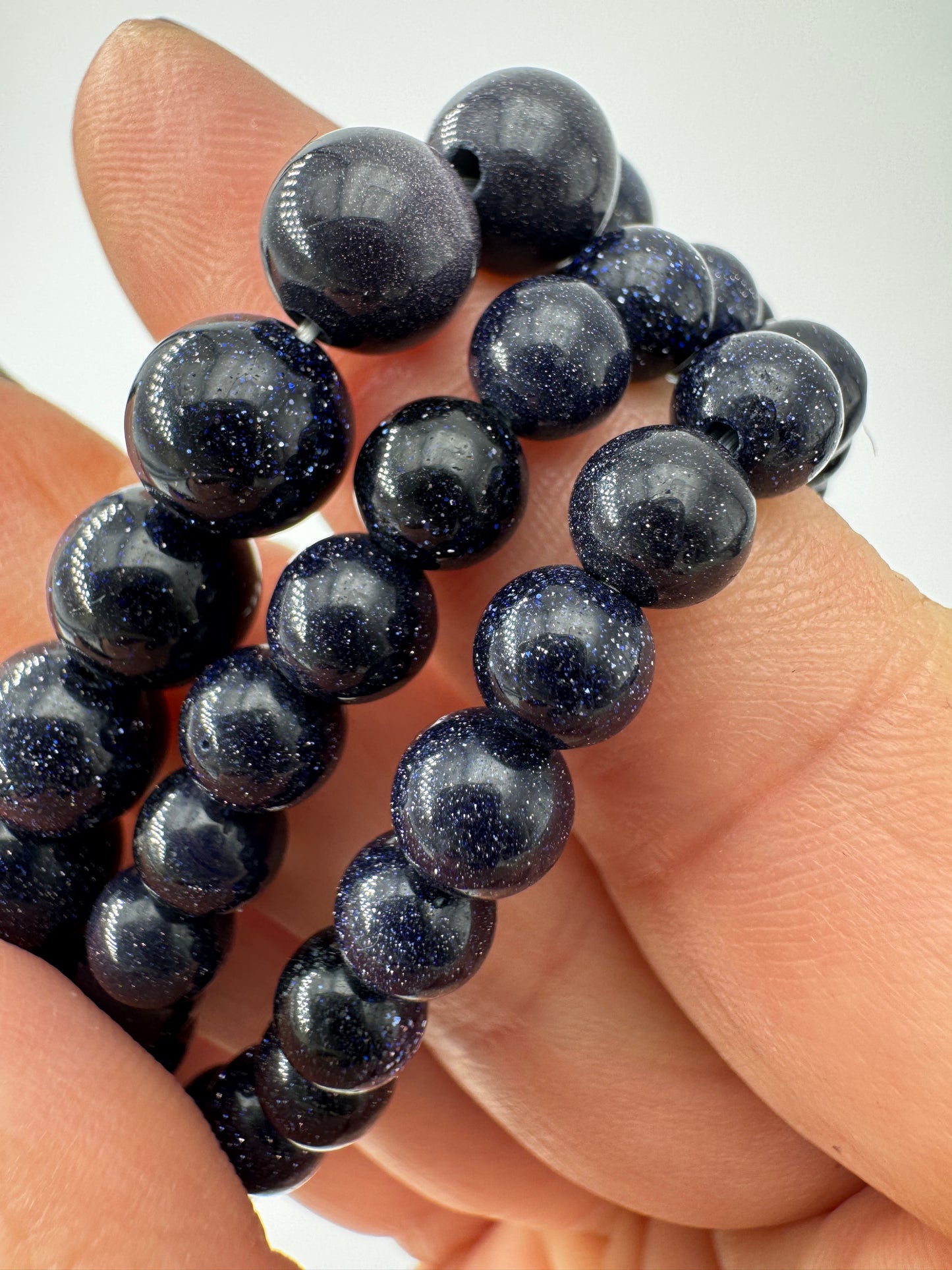 Blaufluss Kugelarmband aus Aventuringlas mit tiefblauem Ton und metallischem Gläzer, elastisch, 18 cm Umfang.