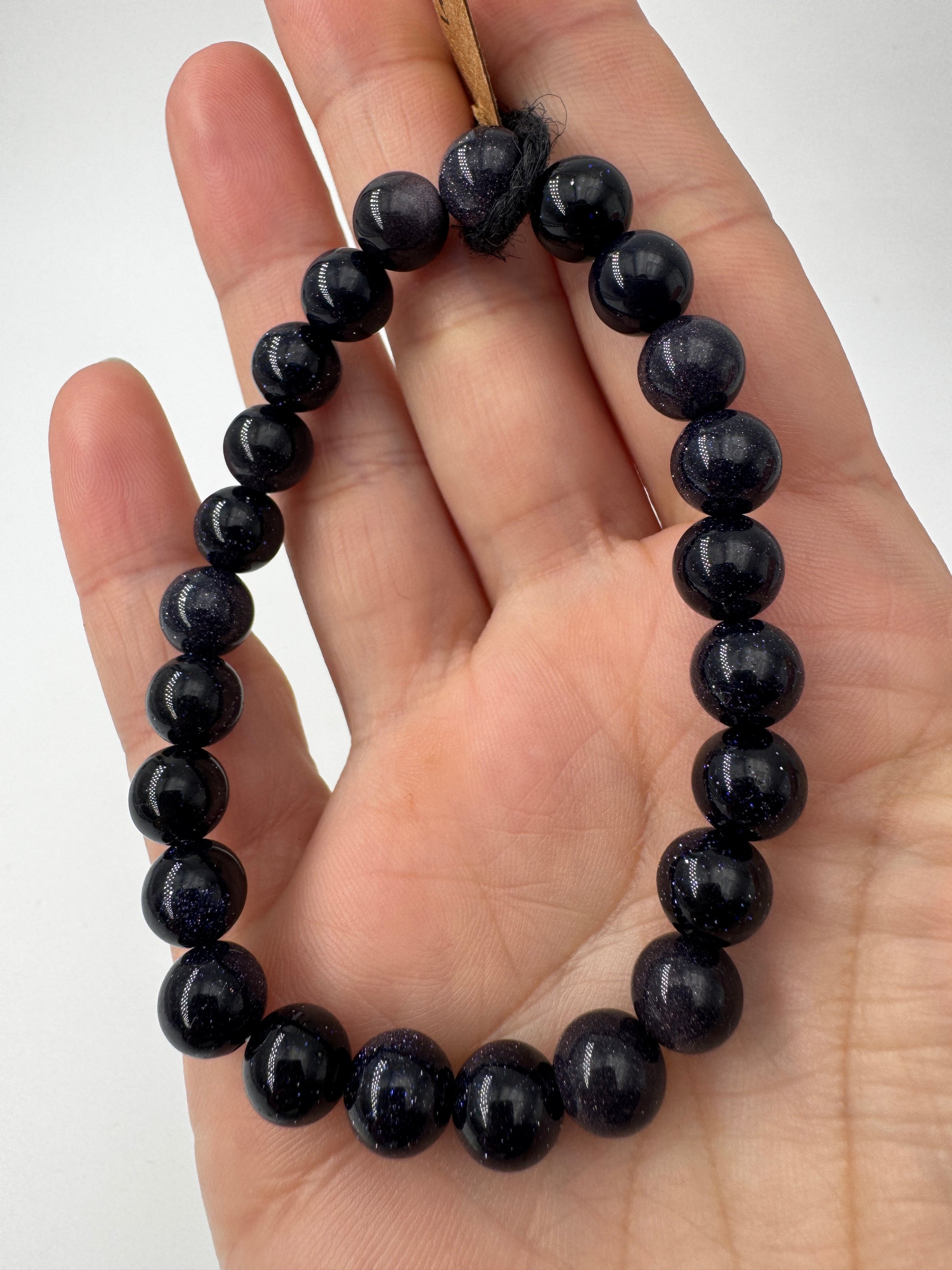 Blaufluss Kugelarmband aus Aventuringlas mit tiefblauem Ton und metallischem Gläzer, elastisch, 18 cm Umfang.