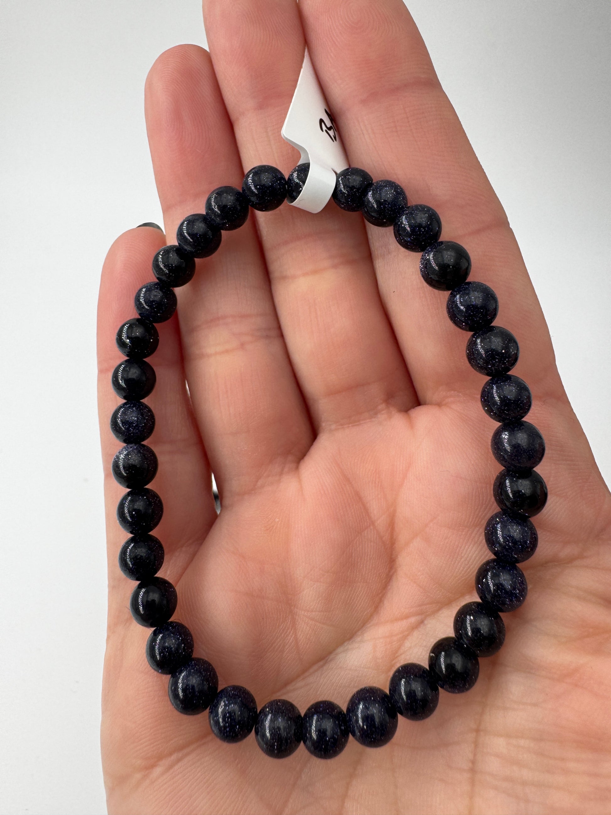 Blaufluss Kugelarmband aus Aventuringlas mit tiefblauem Ton und metallischem Gläzer, elastisch, 18 cm Umfang.