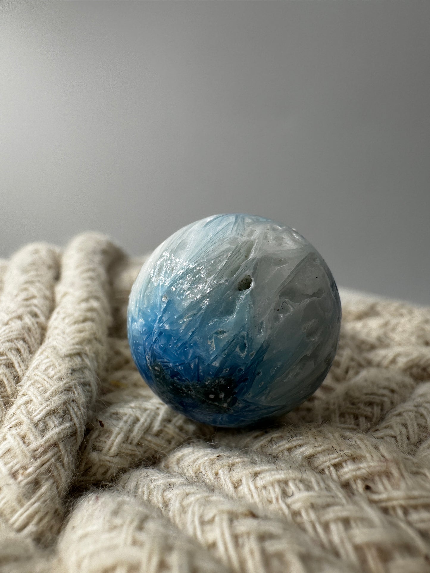 Exklusive Kugel aus Blue Ice Glacierite (Indonesien): Ein Muss für Sammler und Liebhaber ästhetischer Naturkuriositäten mit beeindruckender Farbtiefe.