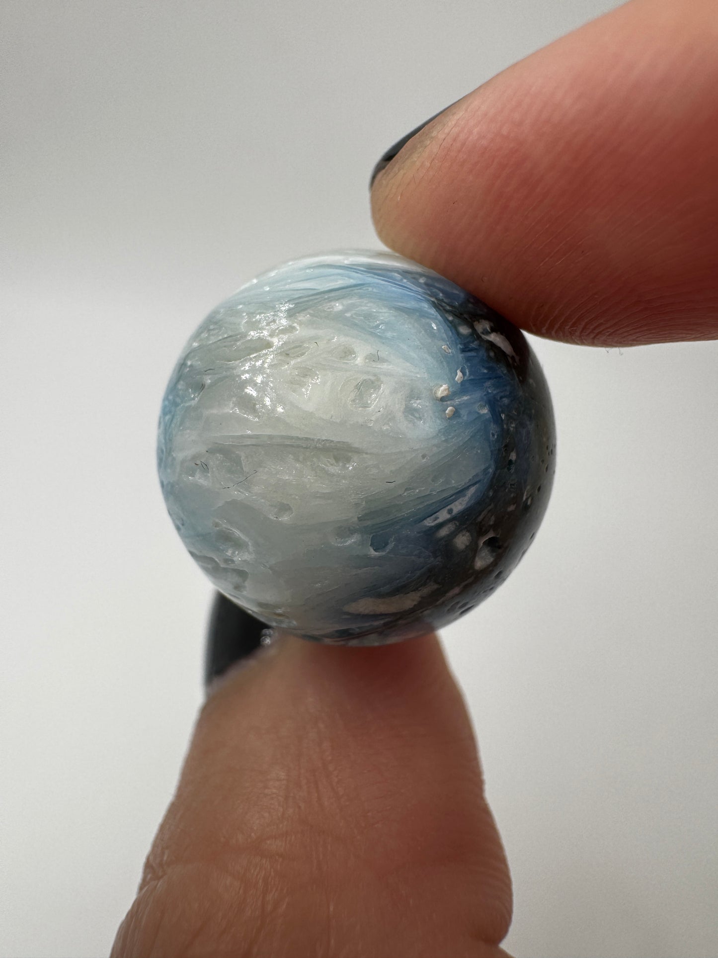 Exklusive Kugel aus Blue Ice Glacierite (Indonesien): Ein Muss für Sammler und Liebhaber ästhetischer Naturkuriositäten mit beeindruckender Farbtiefe.